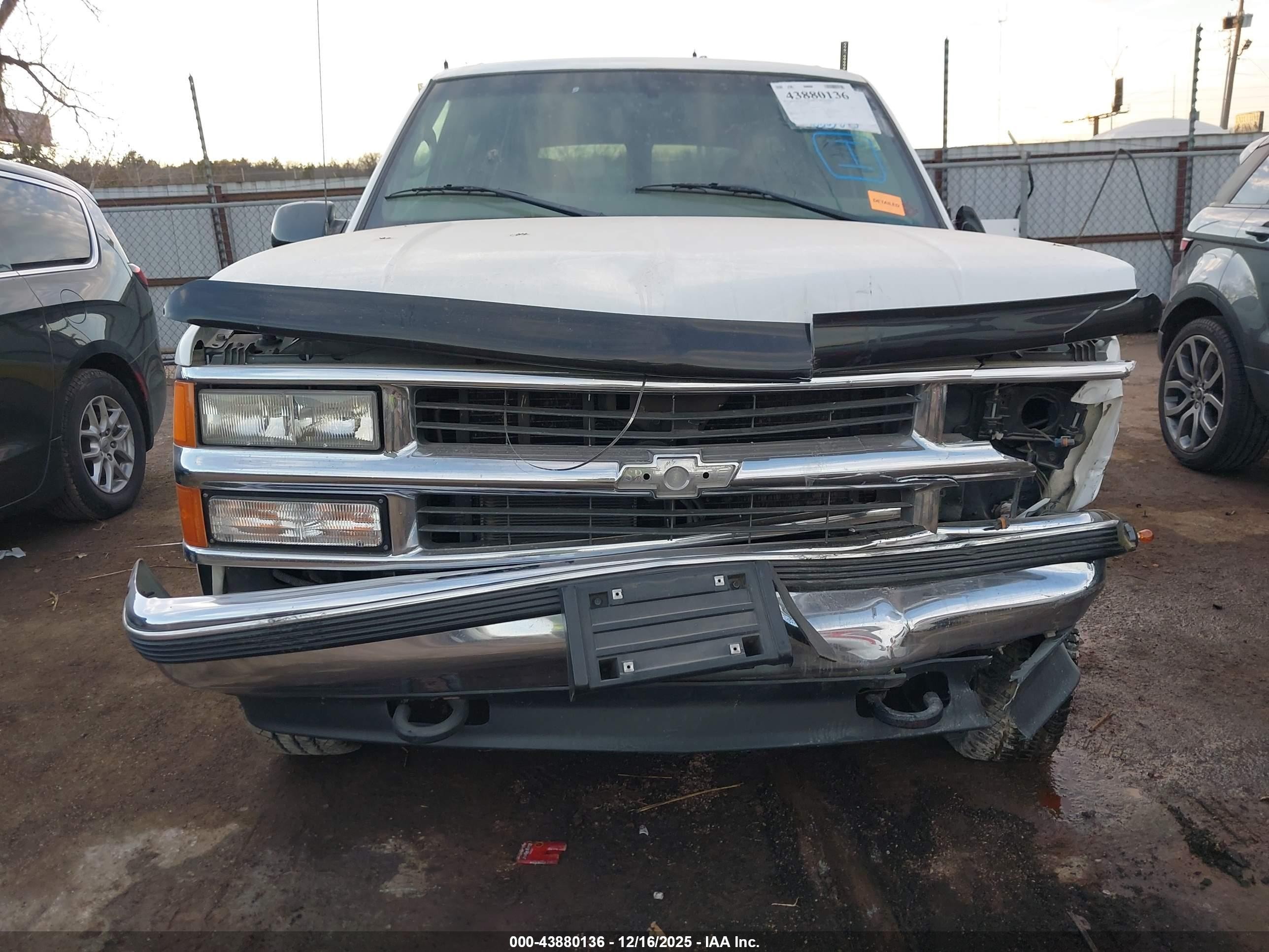 1999 Chevrolet Tahoe Ls White vin: 1GNEK13R8XJ325832