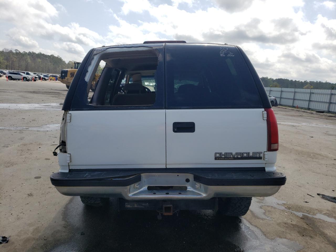 1999 Chevrolet Tahoe K1500 Белый vin: 1GNEK13R8XJ398392
