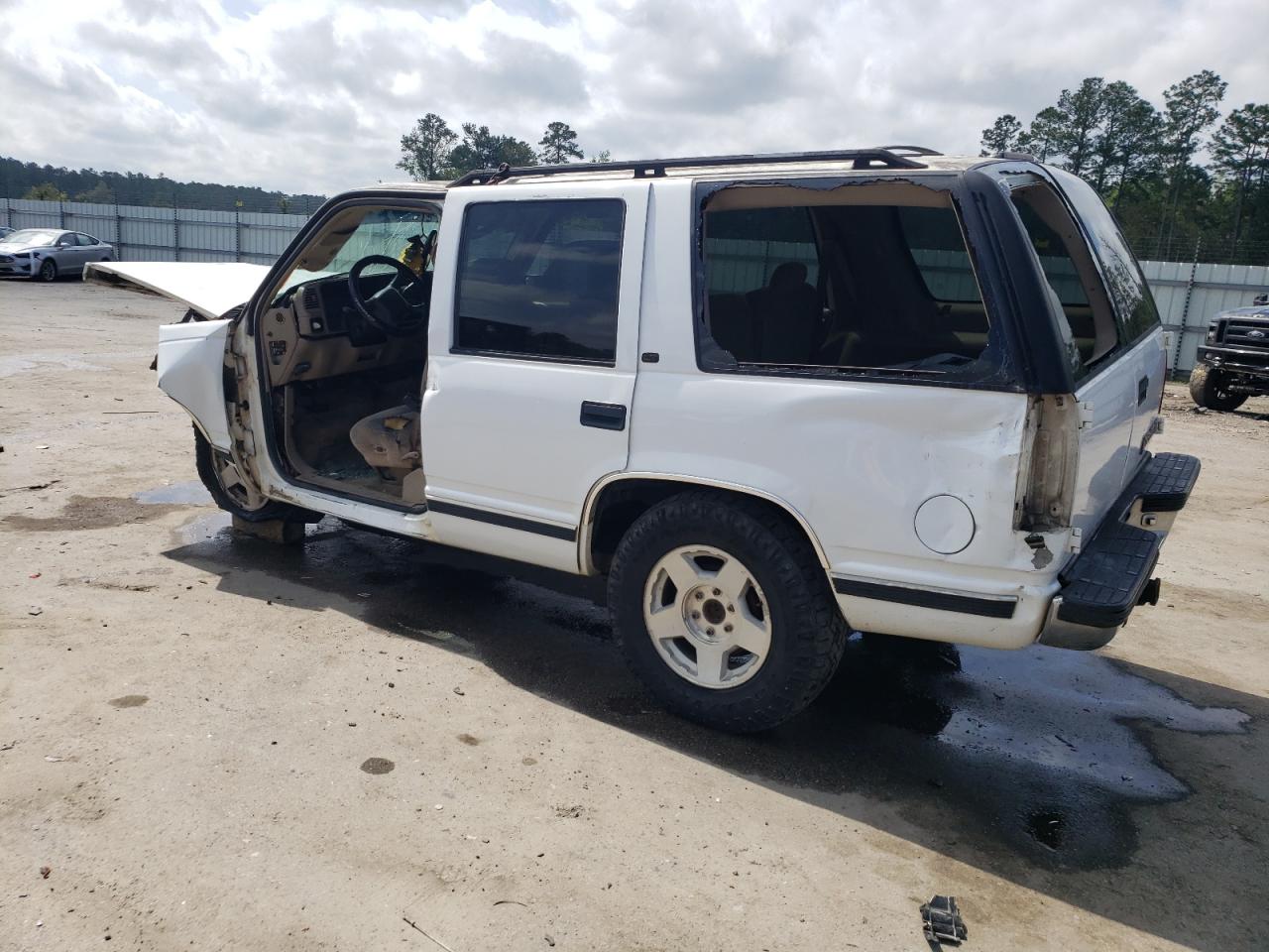 1999 Chevrolet Tahoe K1500 Белый vin: 1GNEK13R8XJ398392