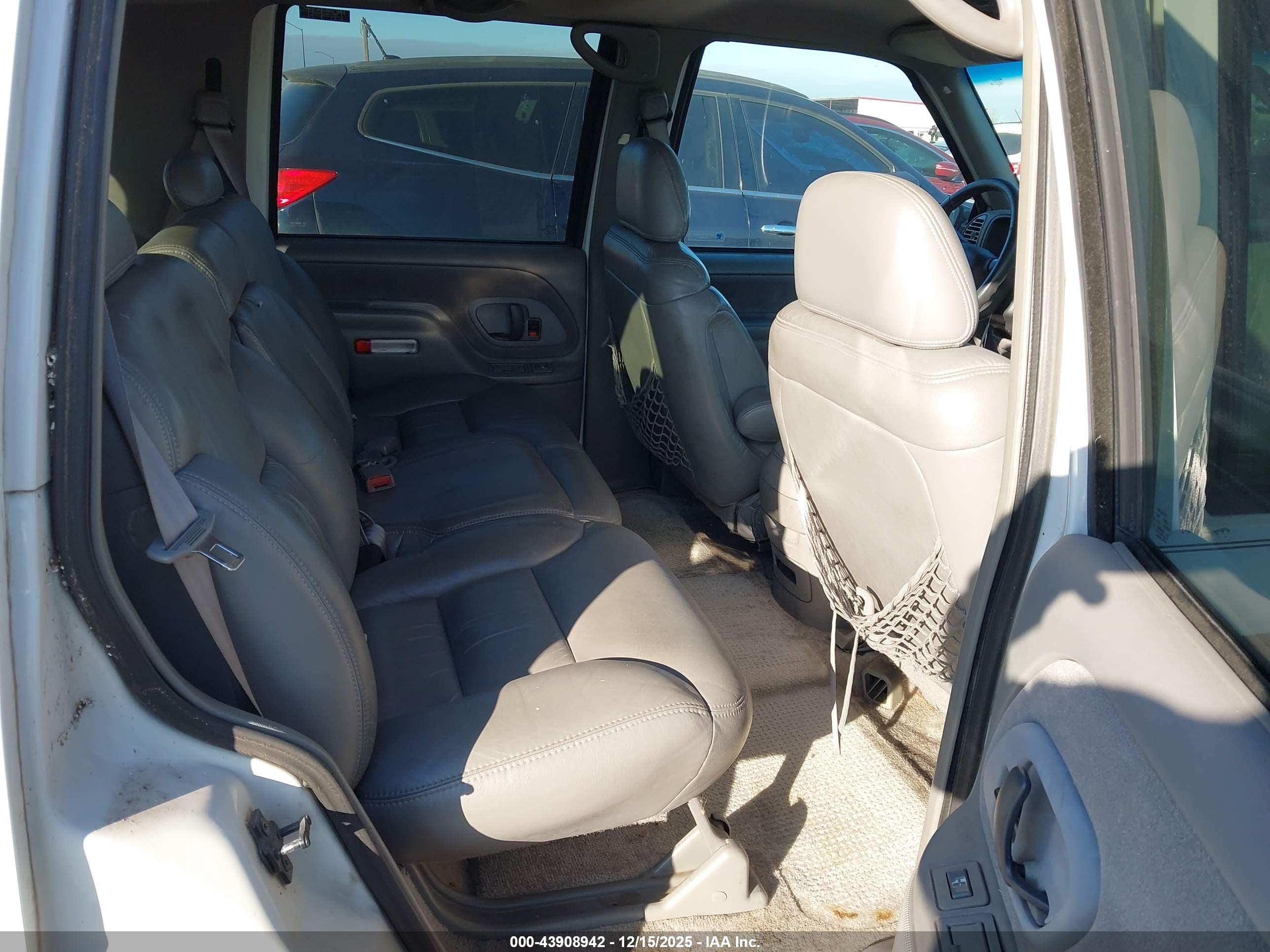 1998 Chevrolet Tahoe Ls White vin: 1GNEK13R9WJ323117