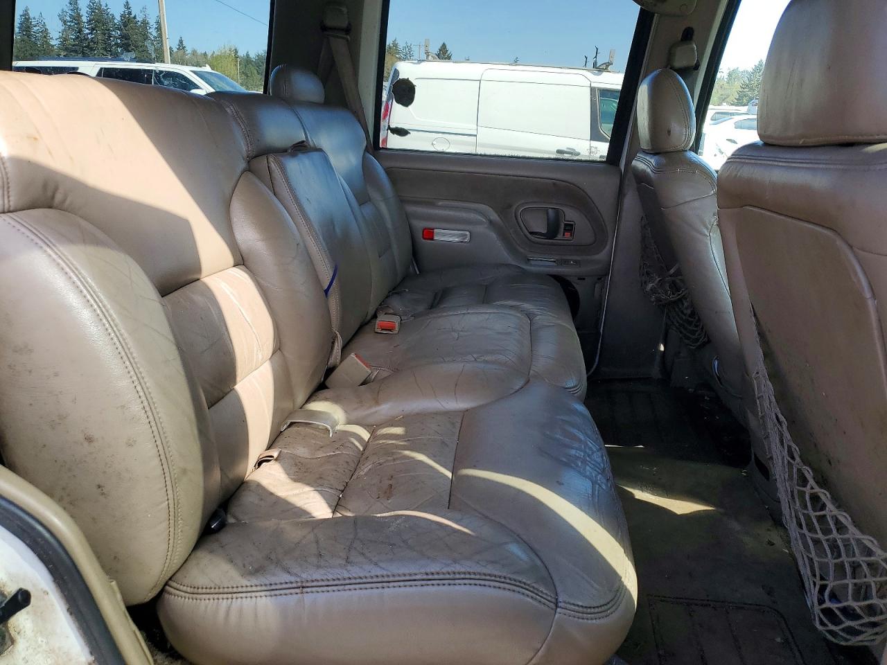 1996 Chevrolet Tahoe K1500 White vin: 1GNEK13RXTJ312137