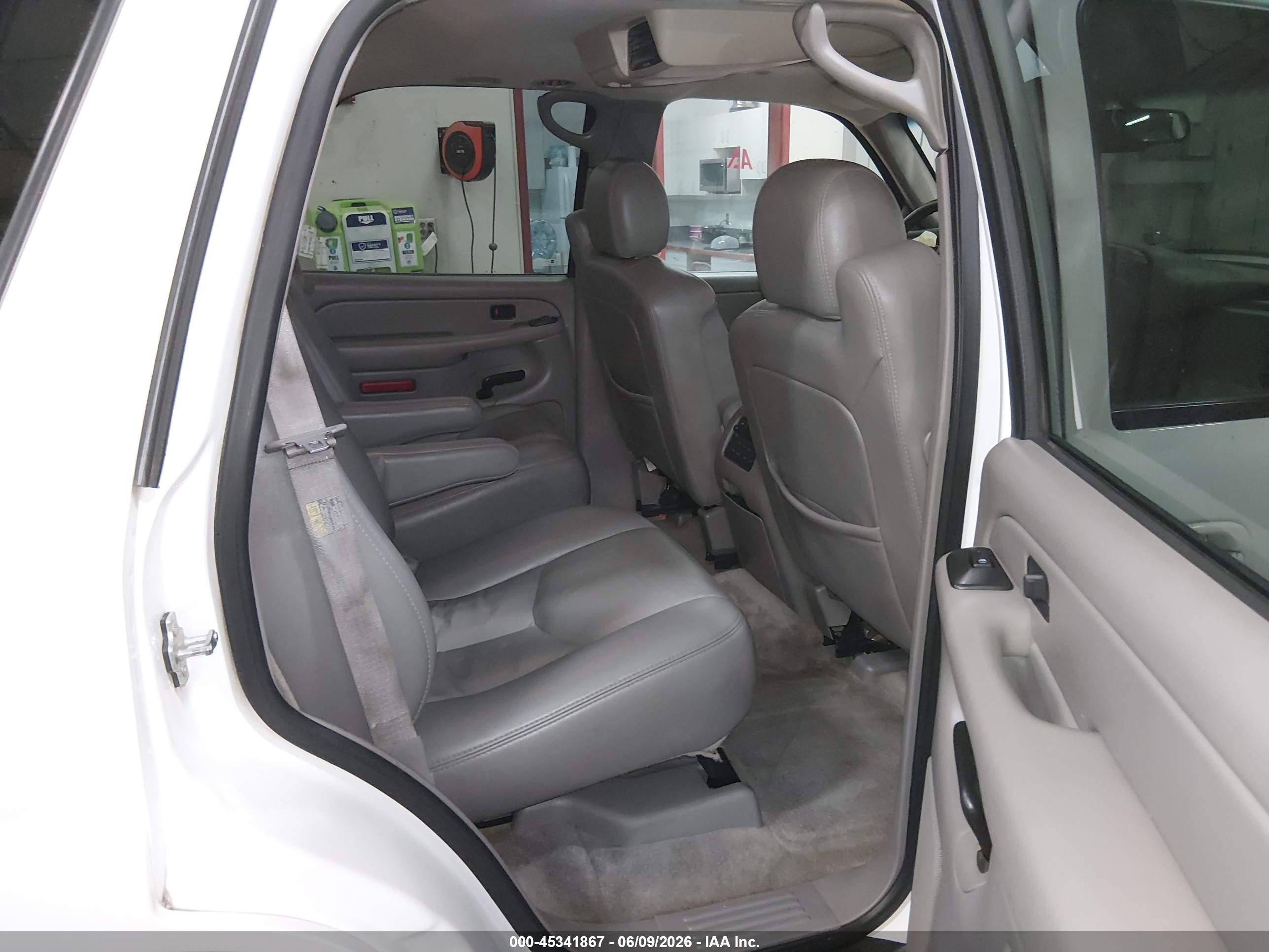 2005 Chevrolet Tahoe Lt White vin: 1GNEK13T05J220680