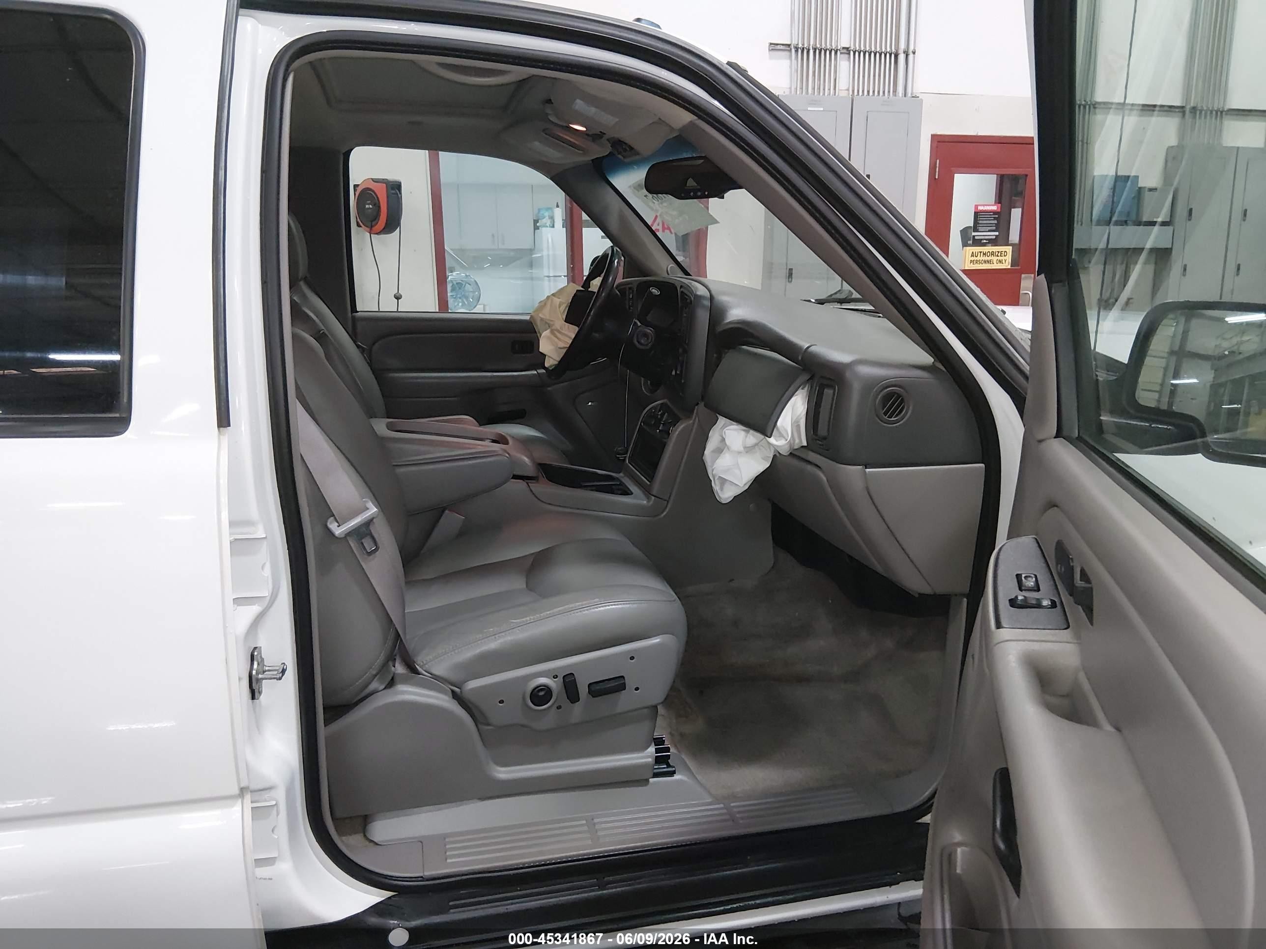 2005 Chevrolet Tahoe Lt White vin: 1GNEK13T05J220680