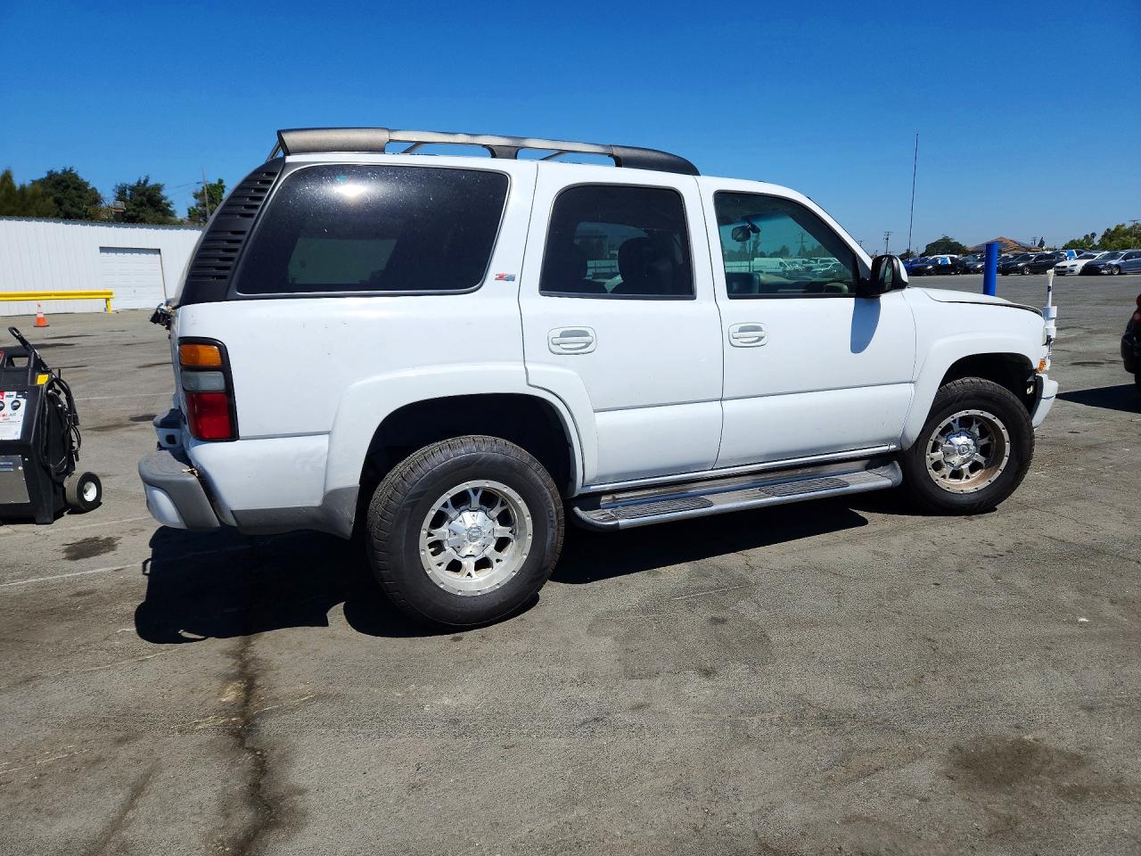 2005 Chevrolet Tahoe K1500 White vin: 1GNEK13T05R109211