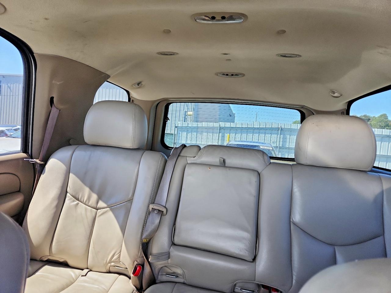 2005 Chevrolet Tahoe K1500 White vin: 1GNEK13T05R109211