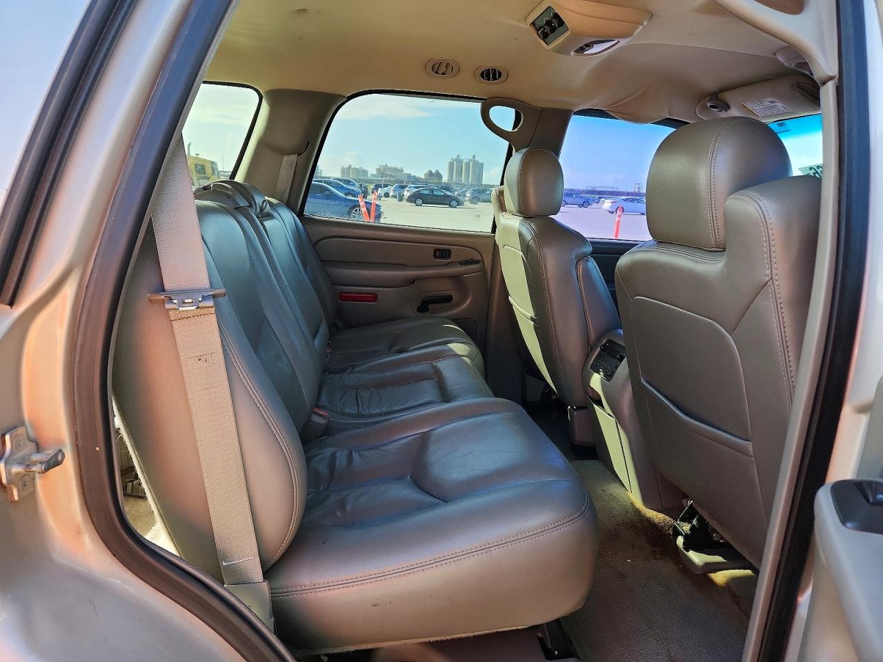 2005 Chevrolet Tahoe K1500 Beige vin: 1GNEK13T05R262199
