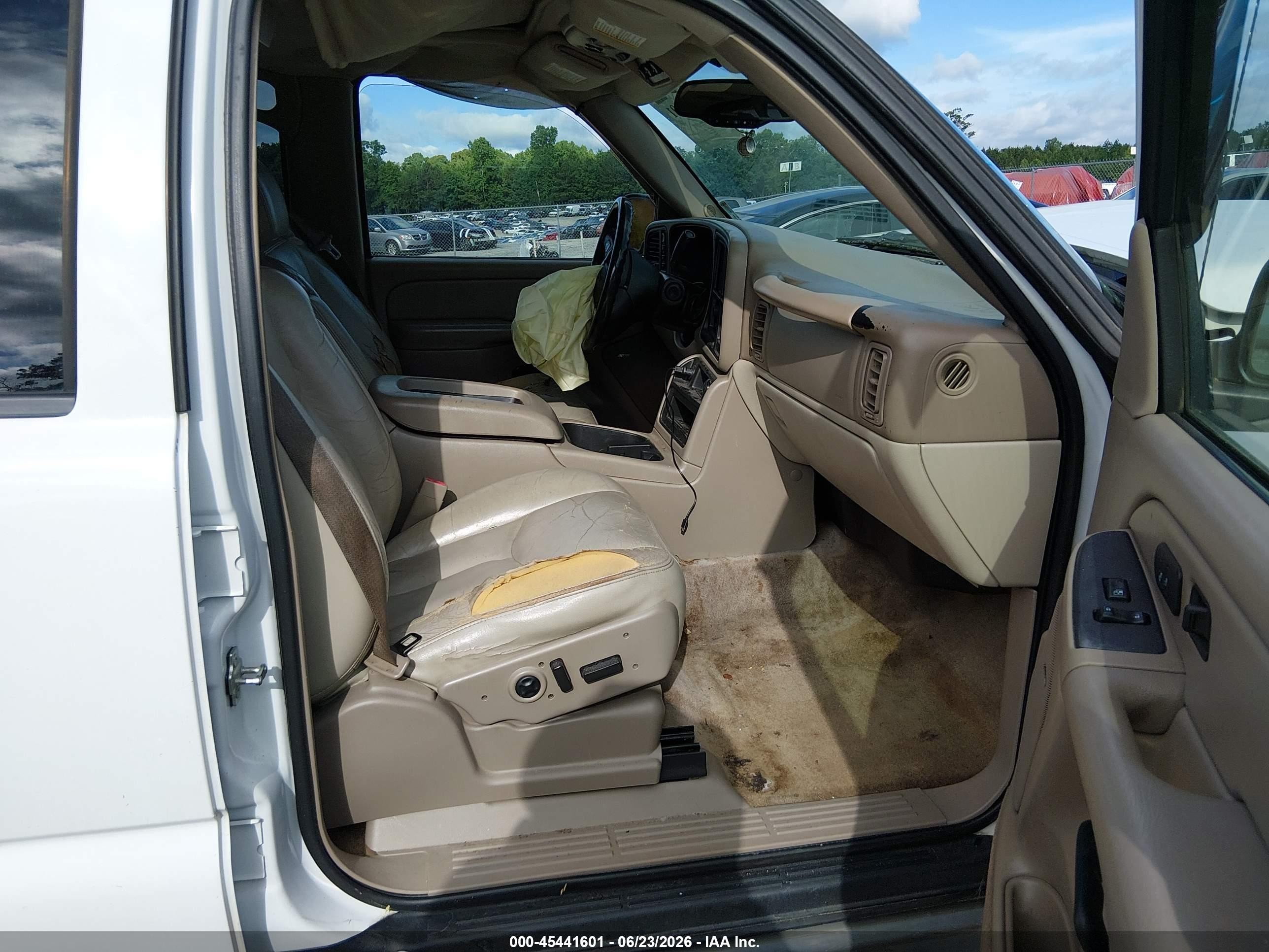2005 Chevrolet Tahoe Z71 White vin: 1GNEK13T15R150432