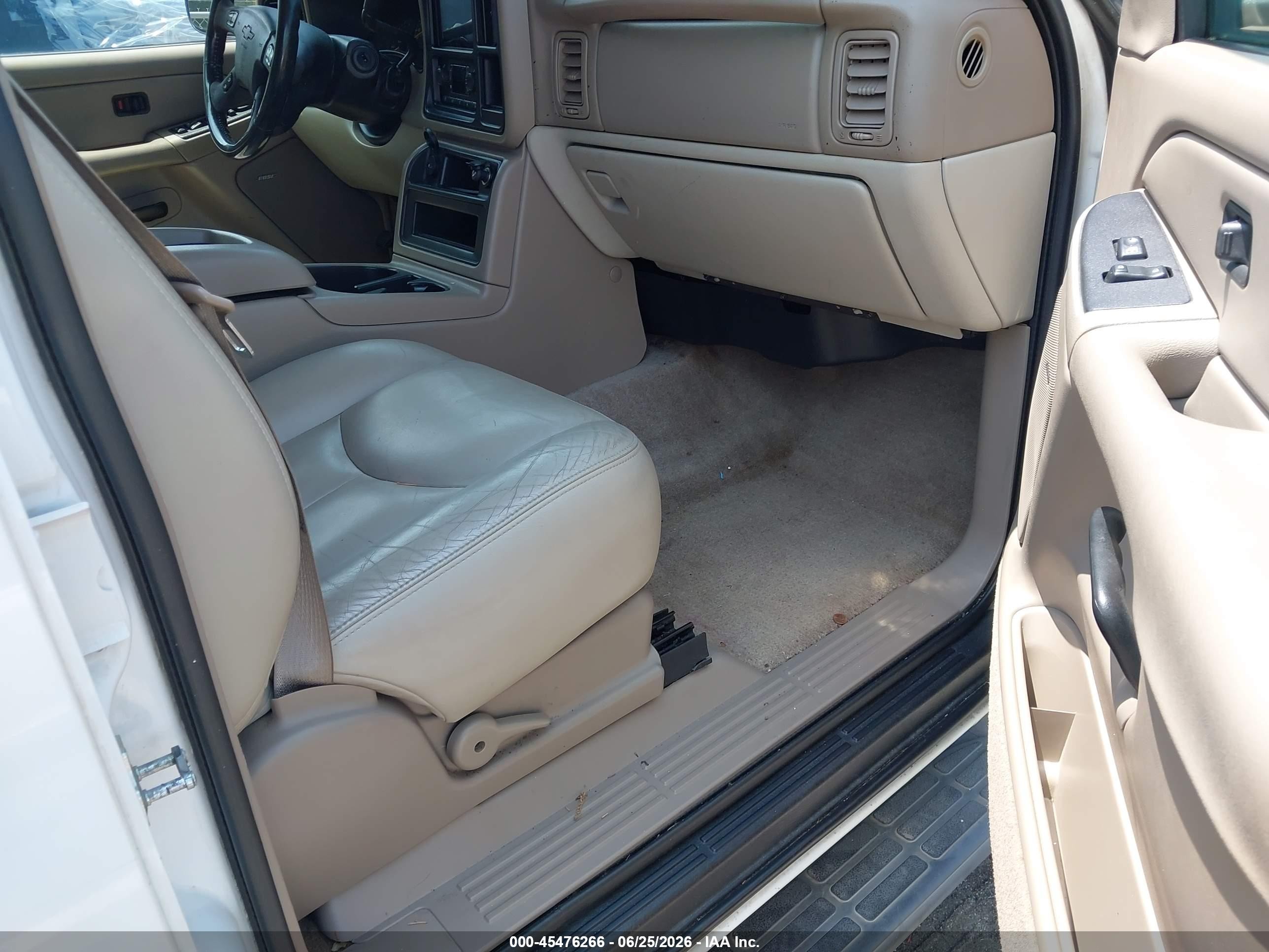 2005 Chevrolet Tahoe Ls White vin: 1GNEK13T15R161592
