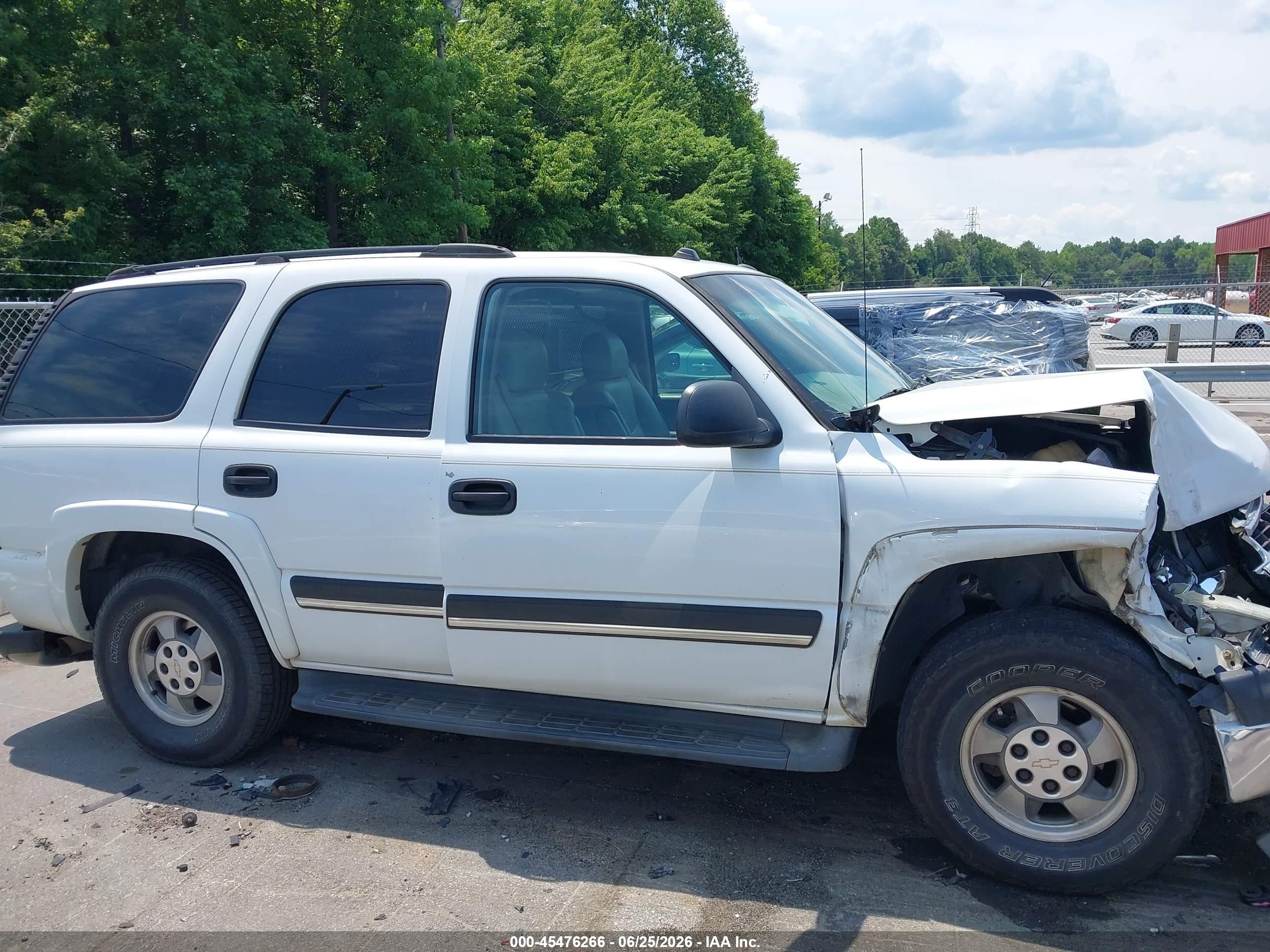 2005 Chevrolet Tahoe Ls White vin: 1GNEK13T15R161592