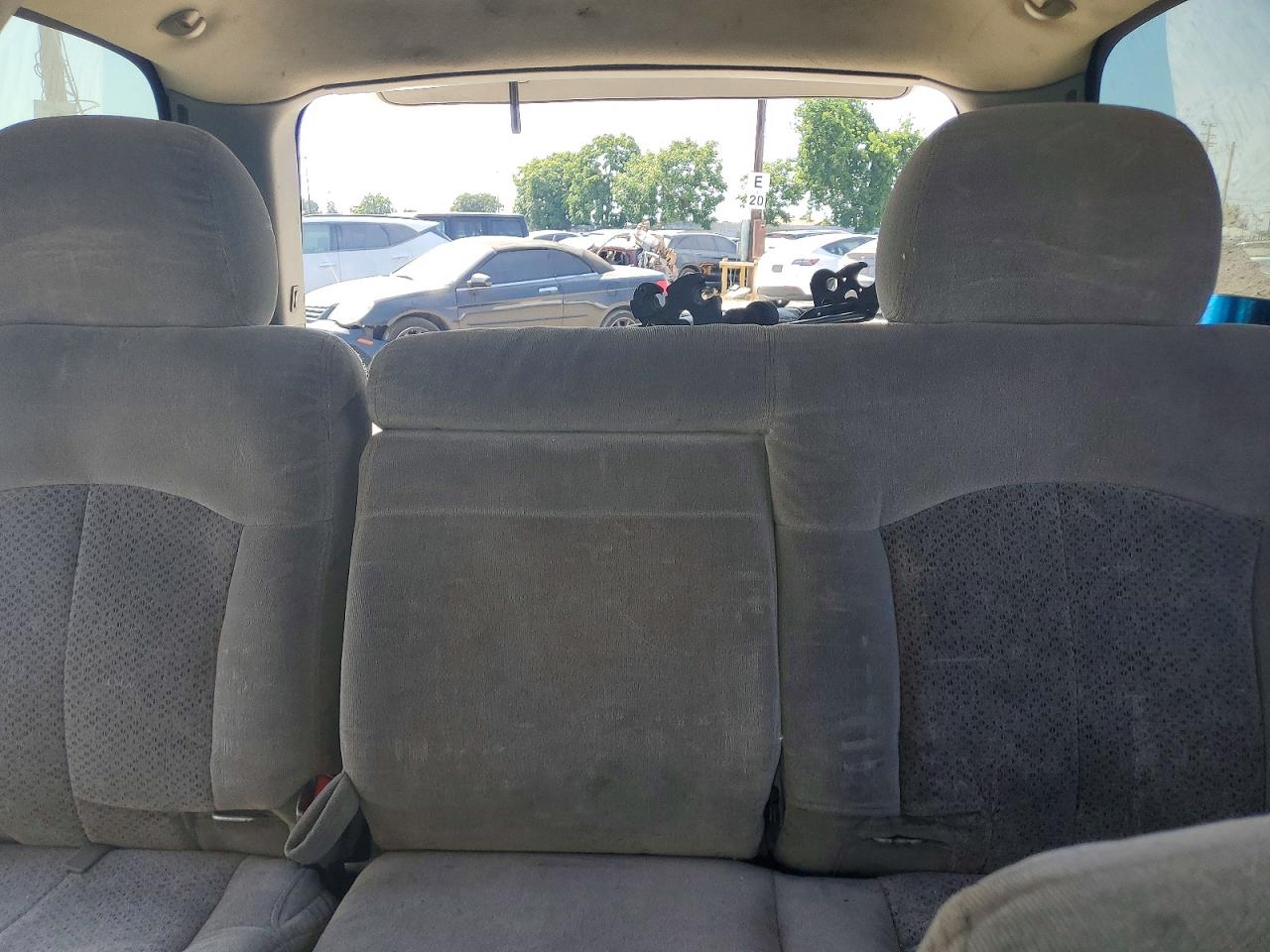 2002 Chevrolet Tahoe K1500 White vin: 1GNEK13T22R257775