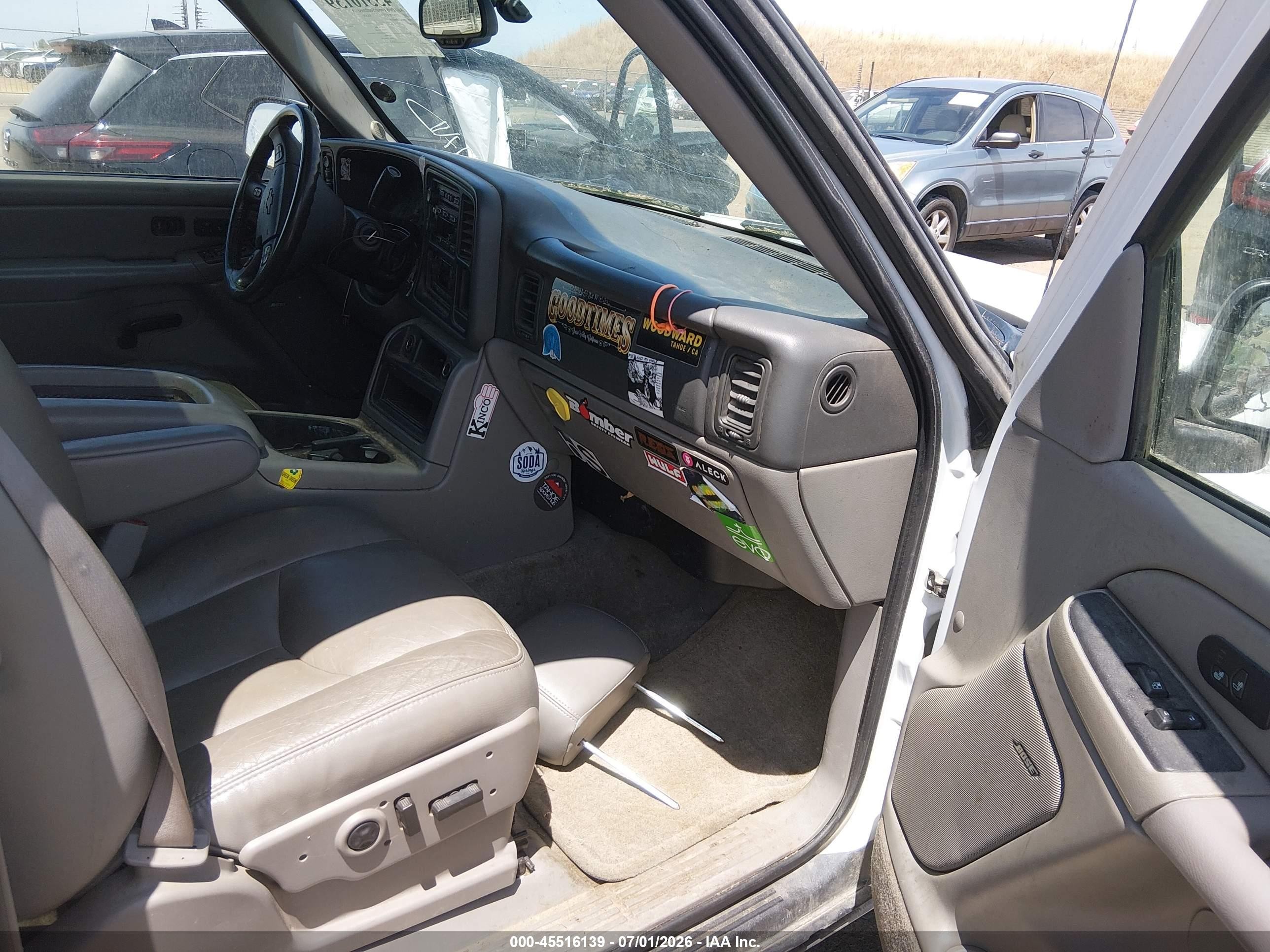 2005 Chevrolet Tahoe Z71 White vin: 1GNEK13T25R101126