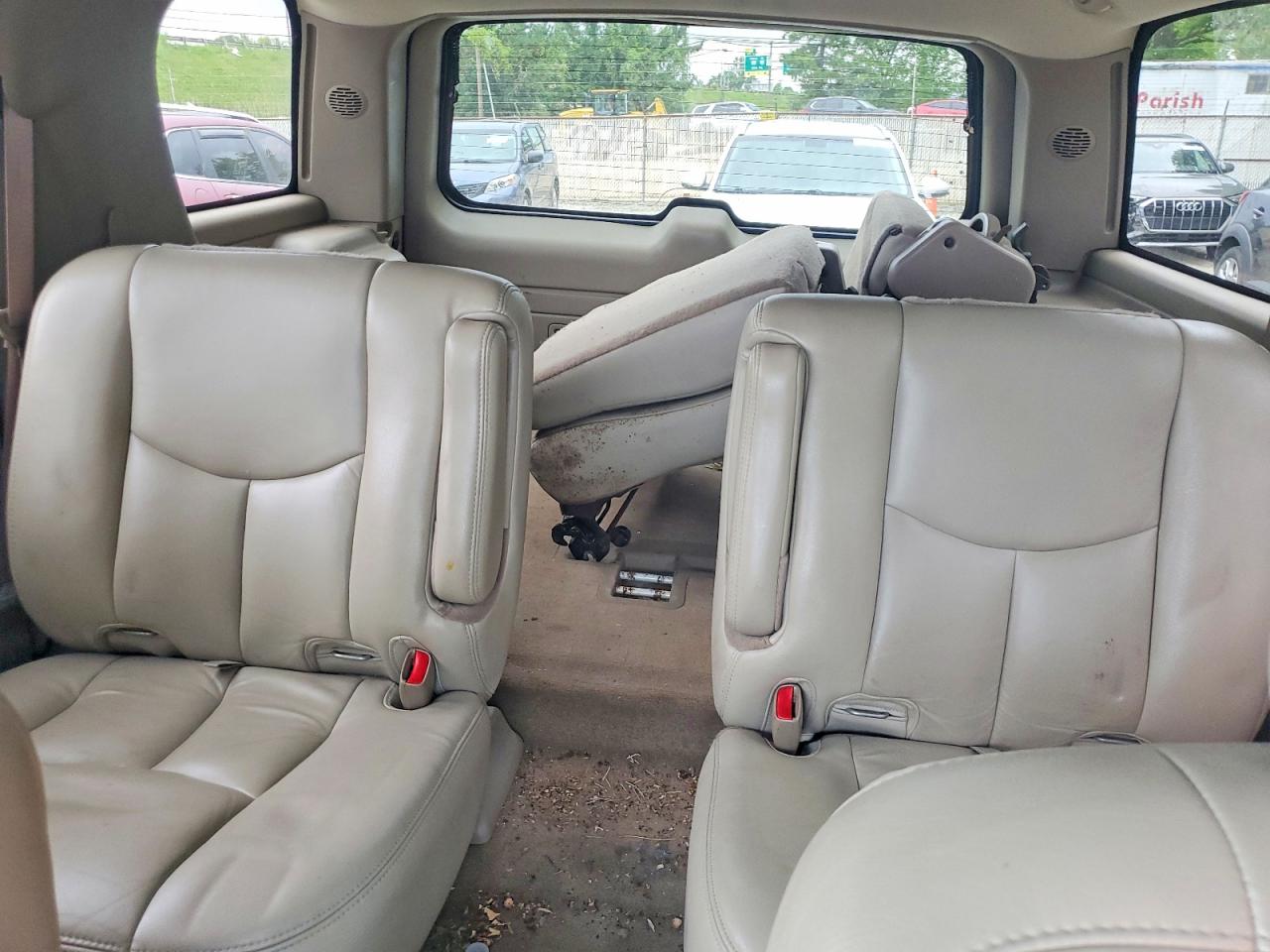 2005 Chevrolet Tahoe K1500 White vin: 1GNEK13T25R219872