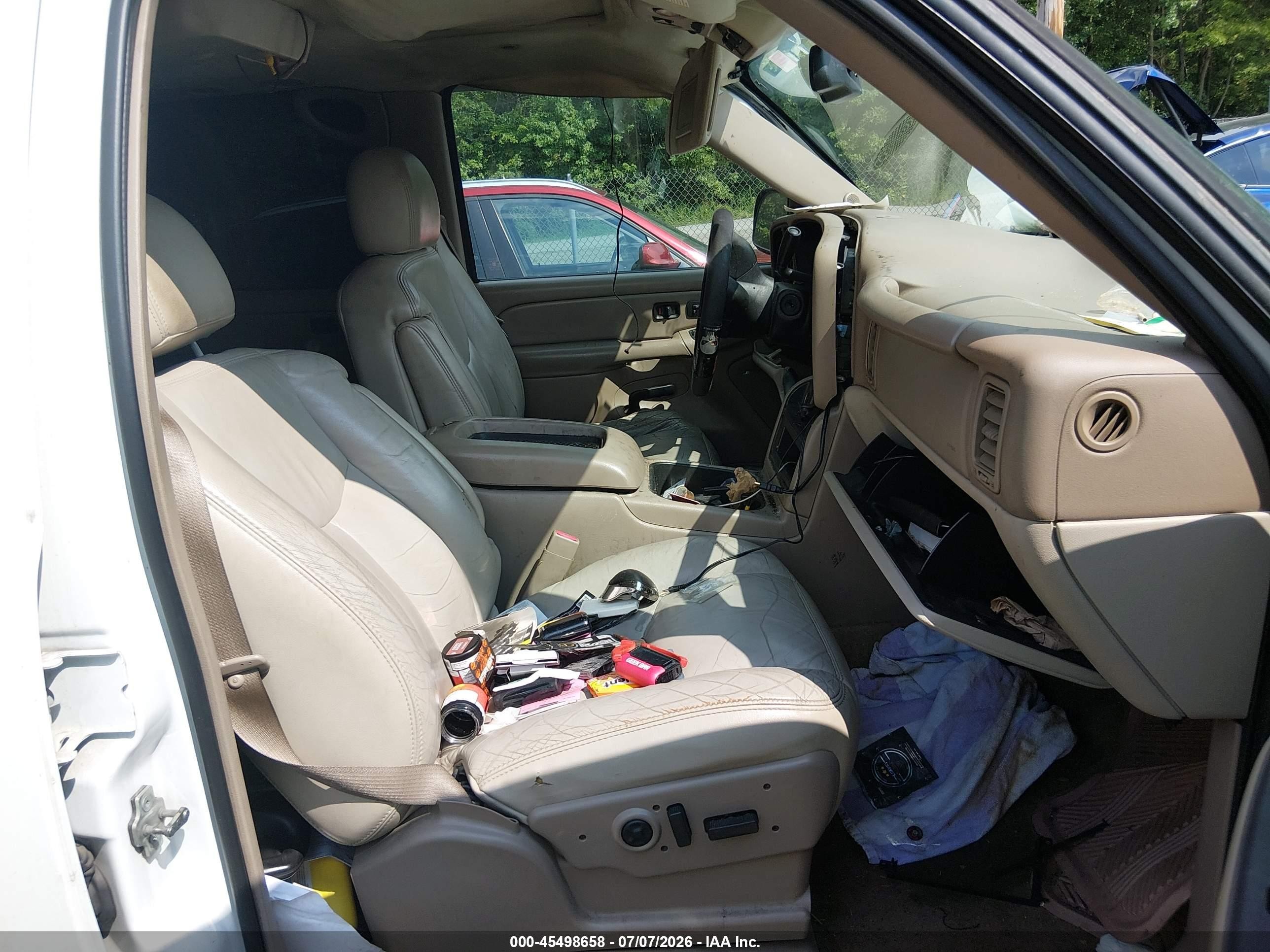 2005 Chevrolet Tahoe Z71 White vin: 1GNEK13T25R243587