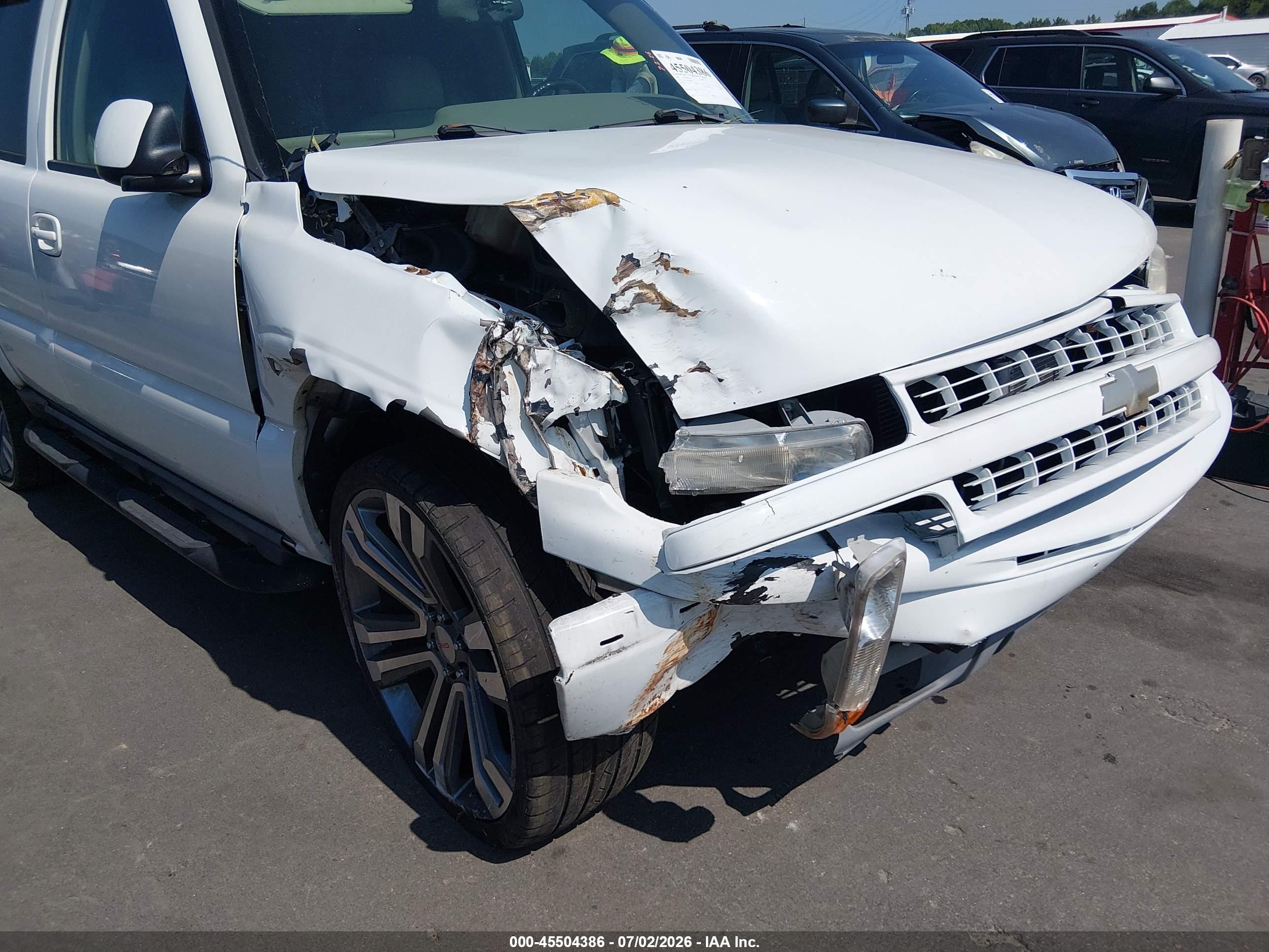 2004 Chevrolet Tahoe Z71 White vin: 1GNEK13T44R308891