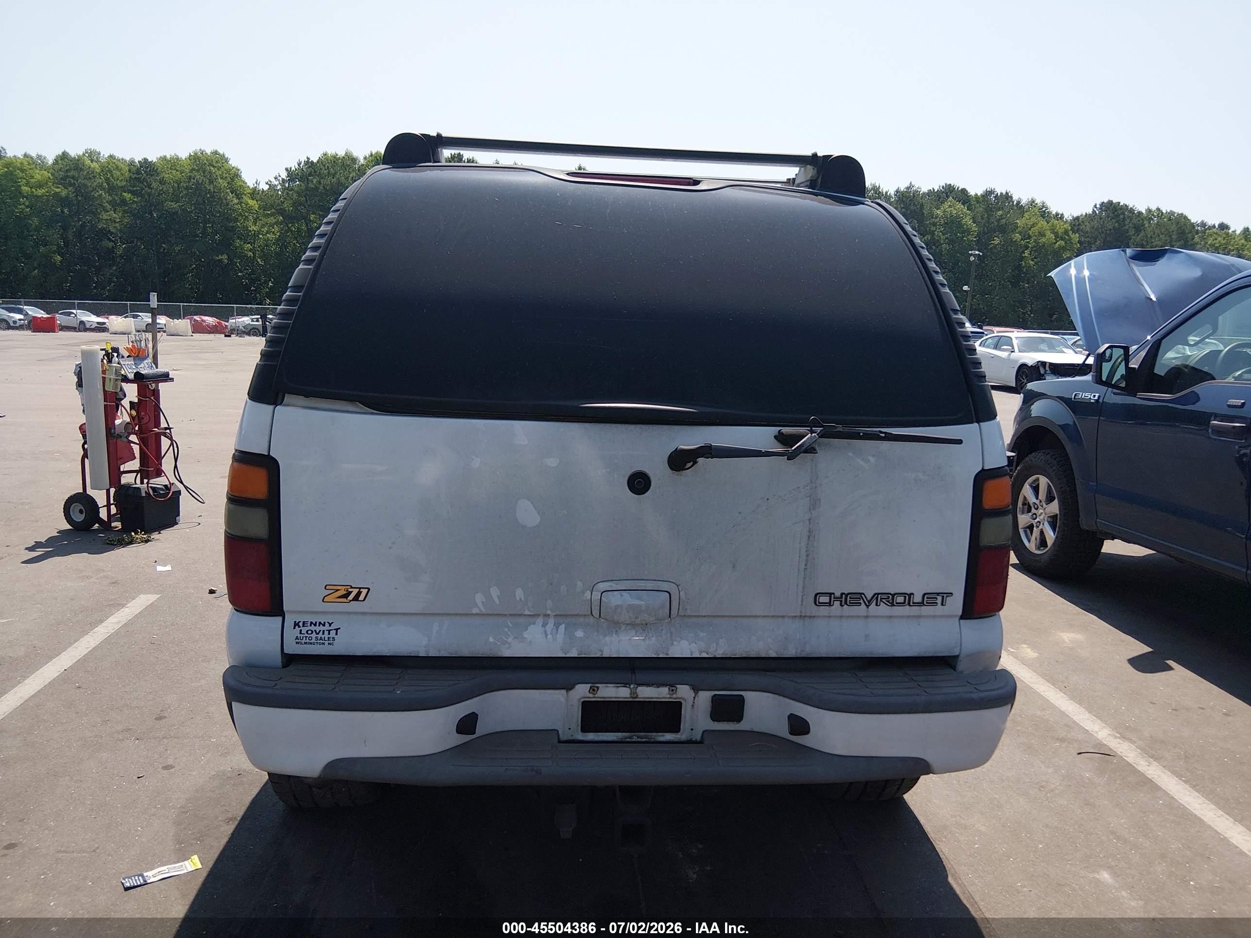 2004 Chevrolet Tahoe Z71 White vin: 1GNEK13T44R308891