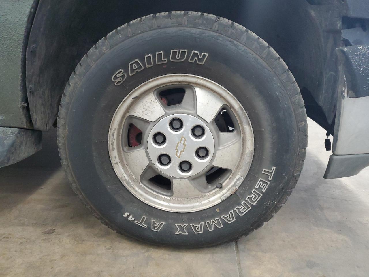 2001 Chevrolet Tahoe K1500 Серый vin: 1GNEK13T51J261218 Damage: Right Front Wheel, Curb Rash, > 12 Inches