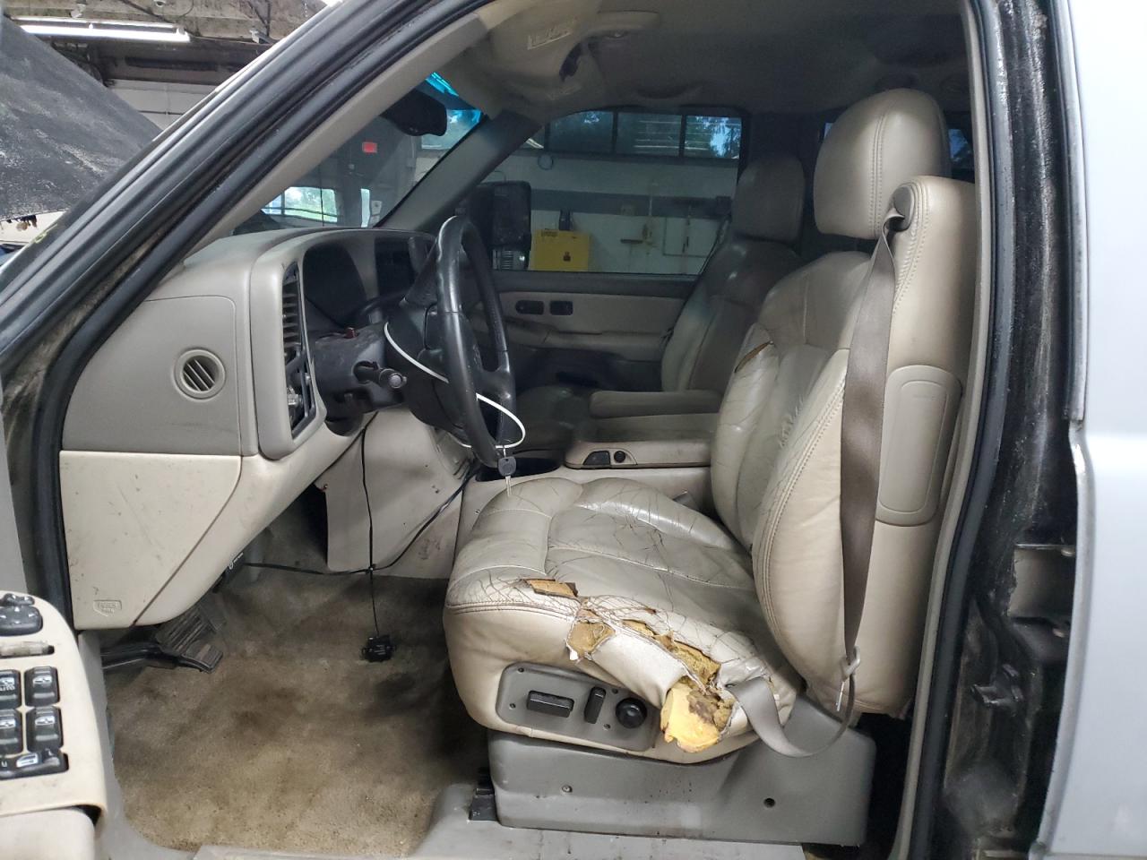 2001 Chevrolet Tahoe K1500 Серый vin: 1GNEK13T51J261218 Damage: Left Front Seat Cushion, Worn, Replacement Required
