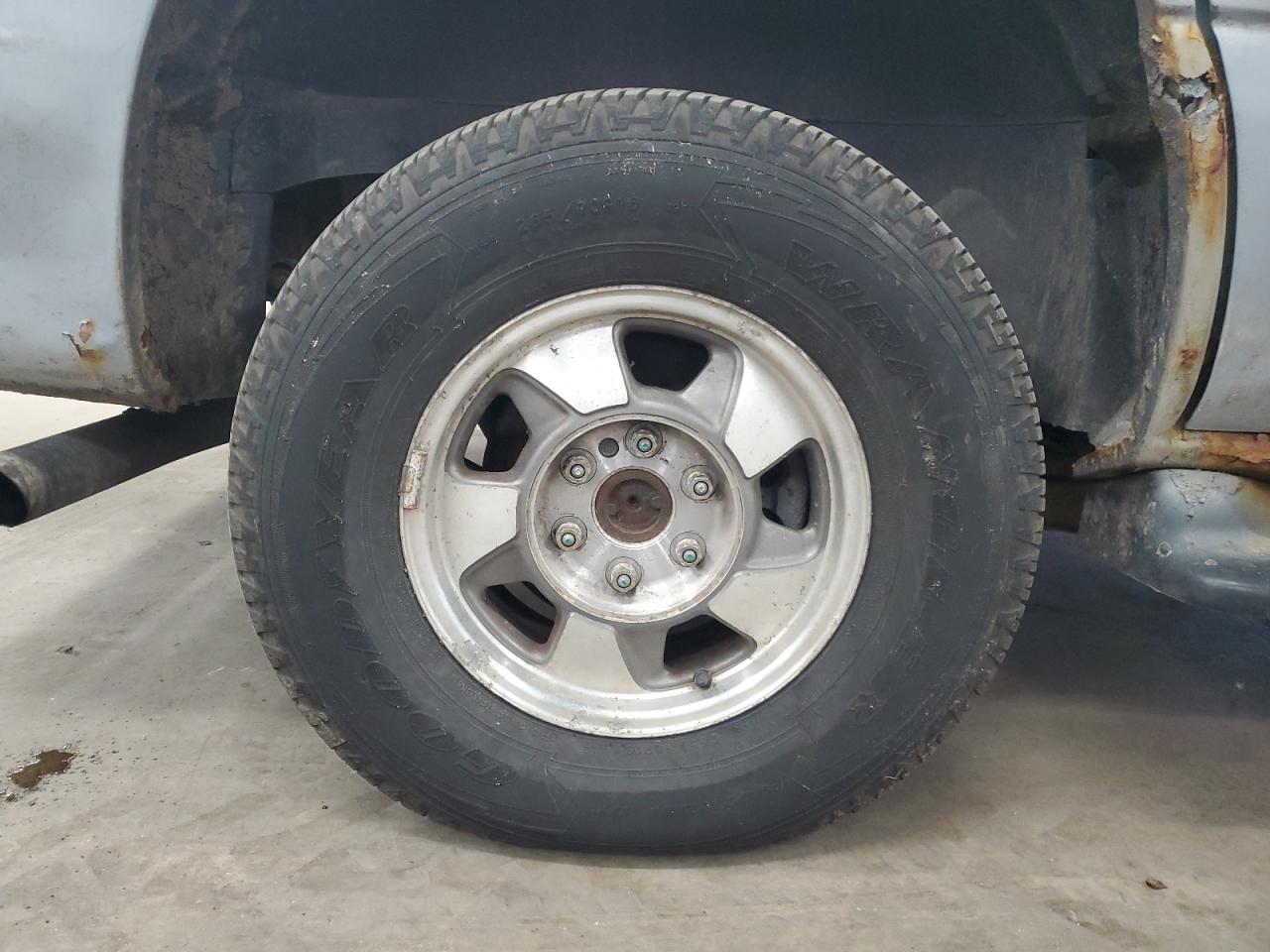 2001 Chevrolet Tahoe K1500 Серый vin: 1GNEK13T51J261218 Damage: Right Rear Wheel, Curb Rash, > 12 Inches