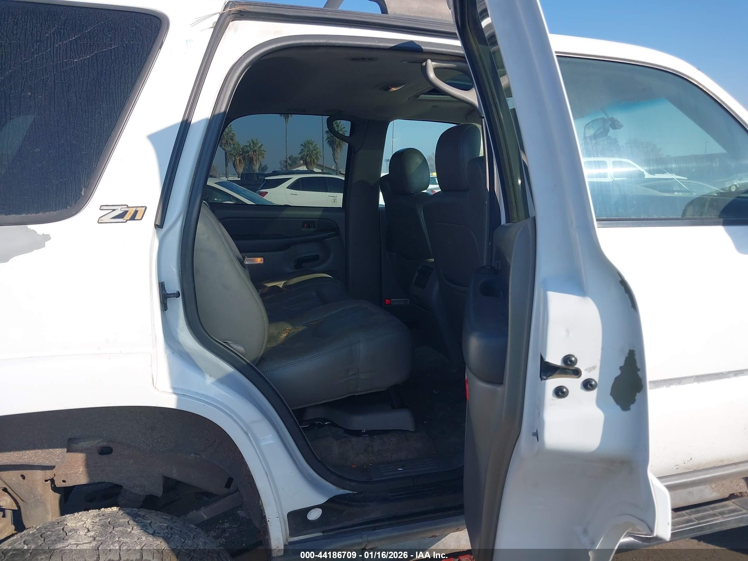2003 Chevrolet Tahoe Z71 White vin: 1GNEK13T63R296046