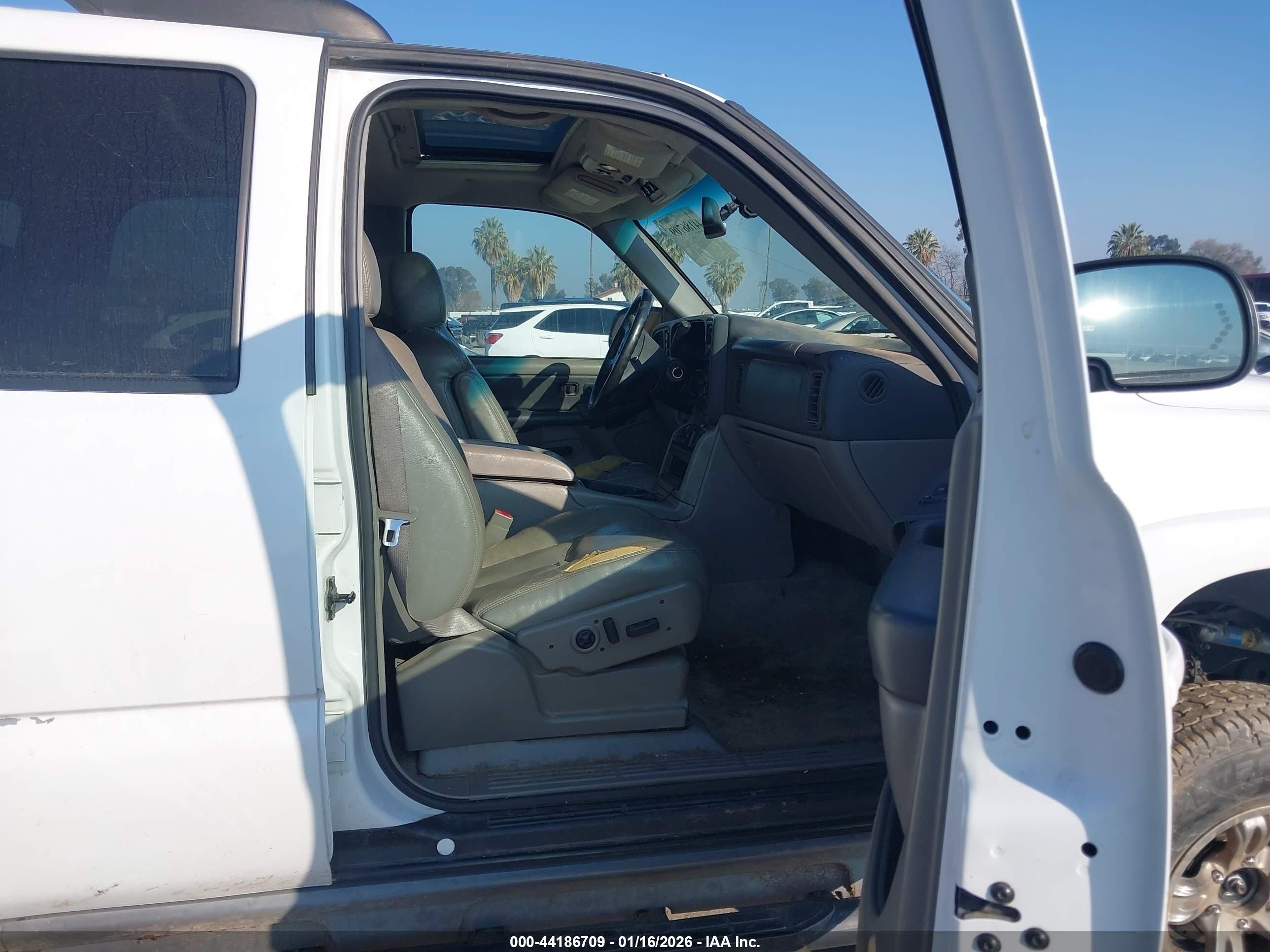 2003 Chevrolet Tahoe Z71 White vin: 1GNEK13T63R296046