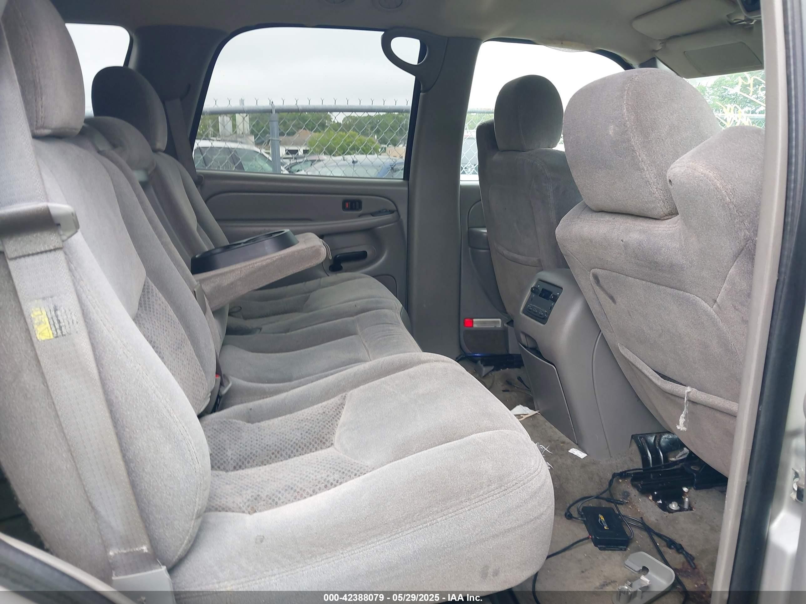 2004 Chevrolet Tahoe Ls Gold vin: 1GNEK13T64R111186
