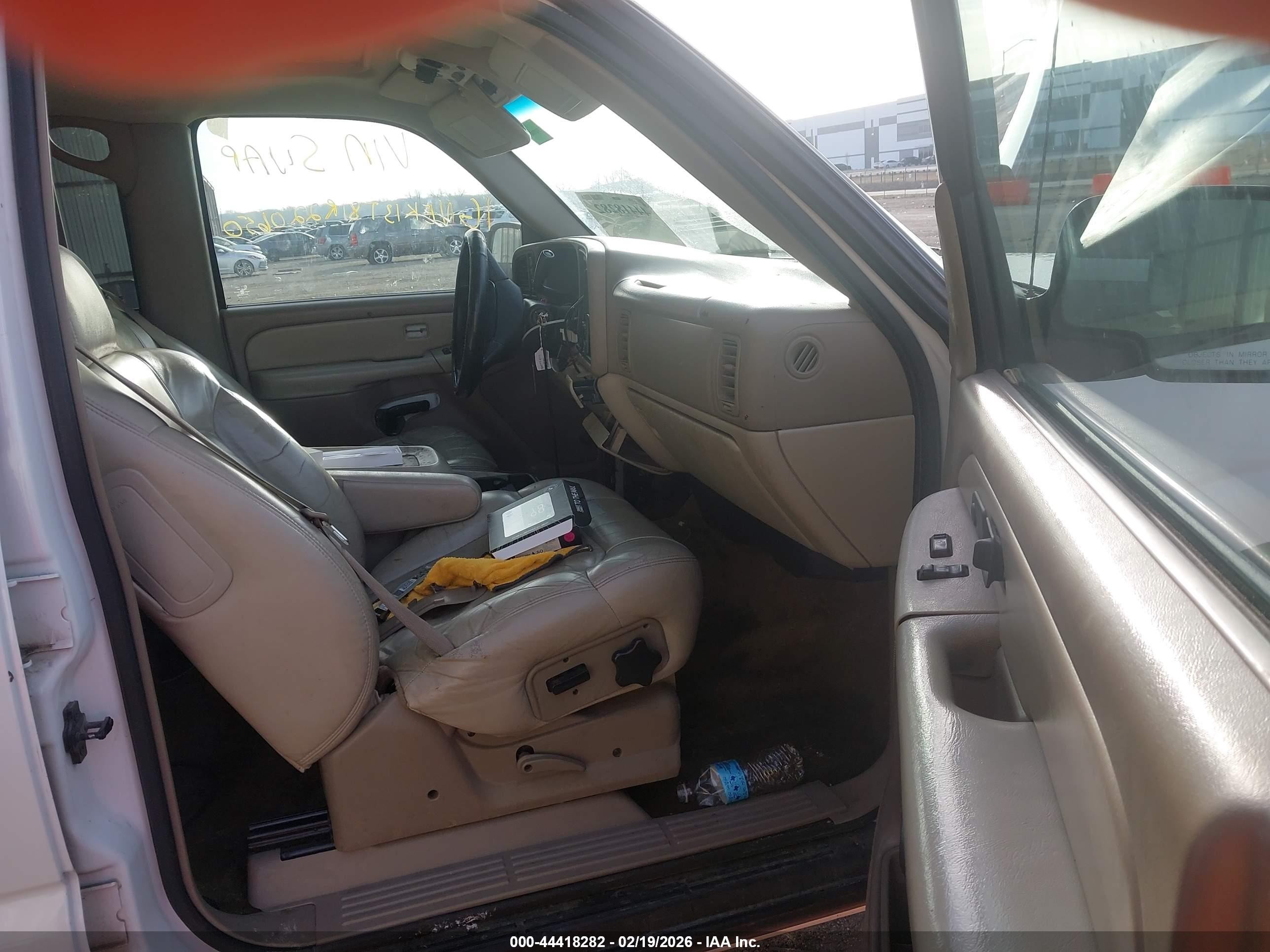 2001 Chevrolet Tahoe Ls Белый vin: 1GNEK13T81R220650