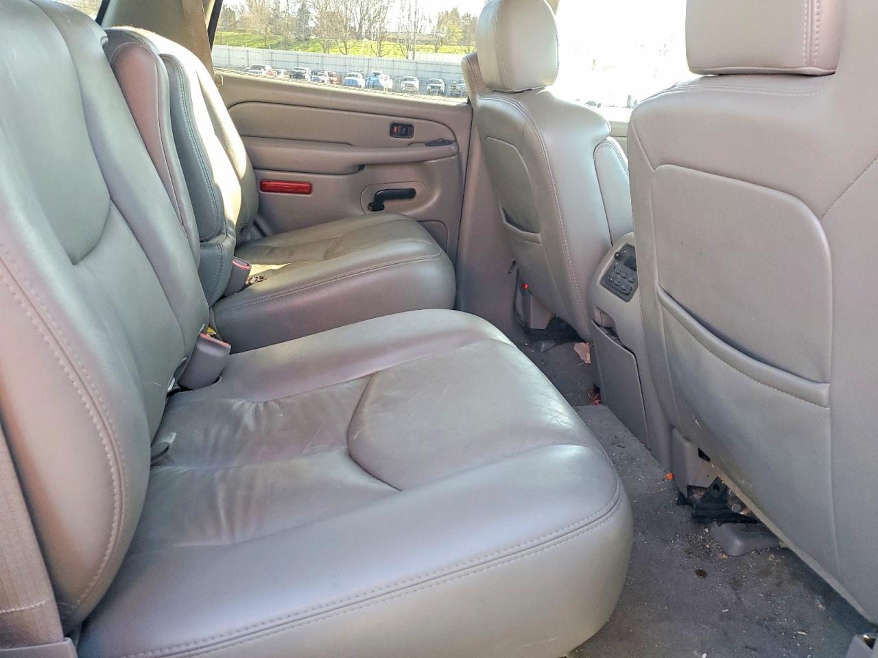 2005 Chevrolet Tahoe K1500 White vin: 1GNEK13T85R182858