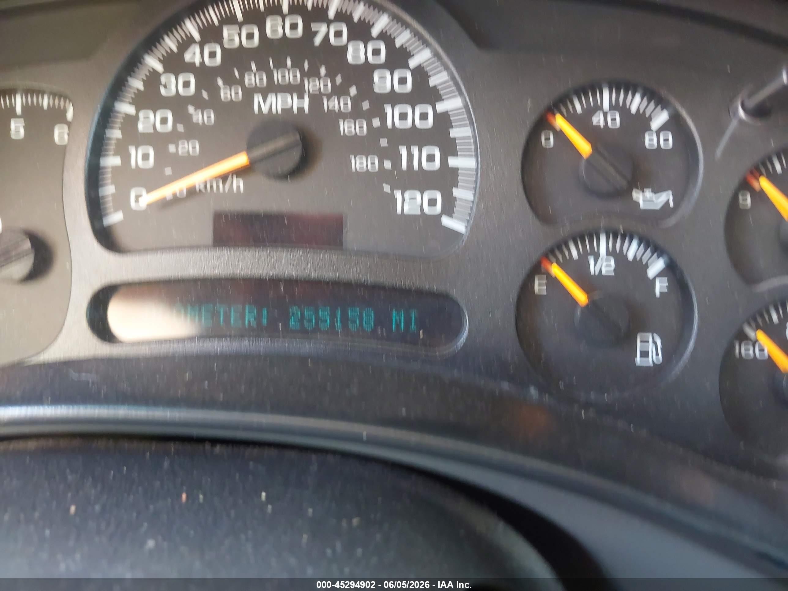 2005 Chevrolet Tahoe Ls White vin: 1GNEK13T95R114052