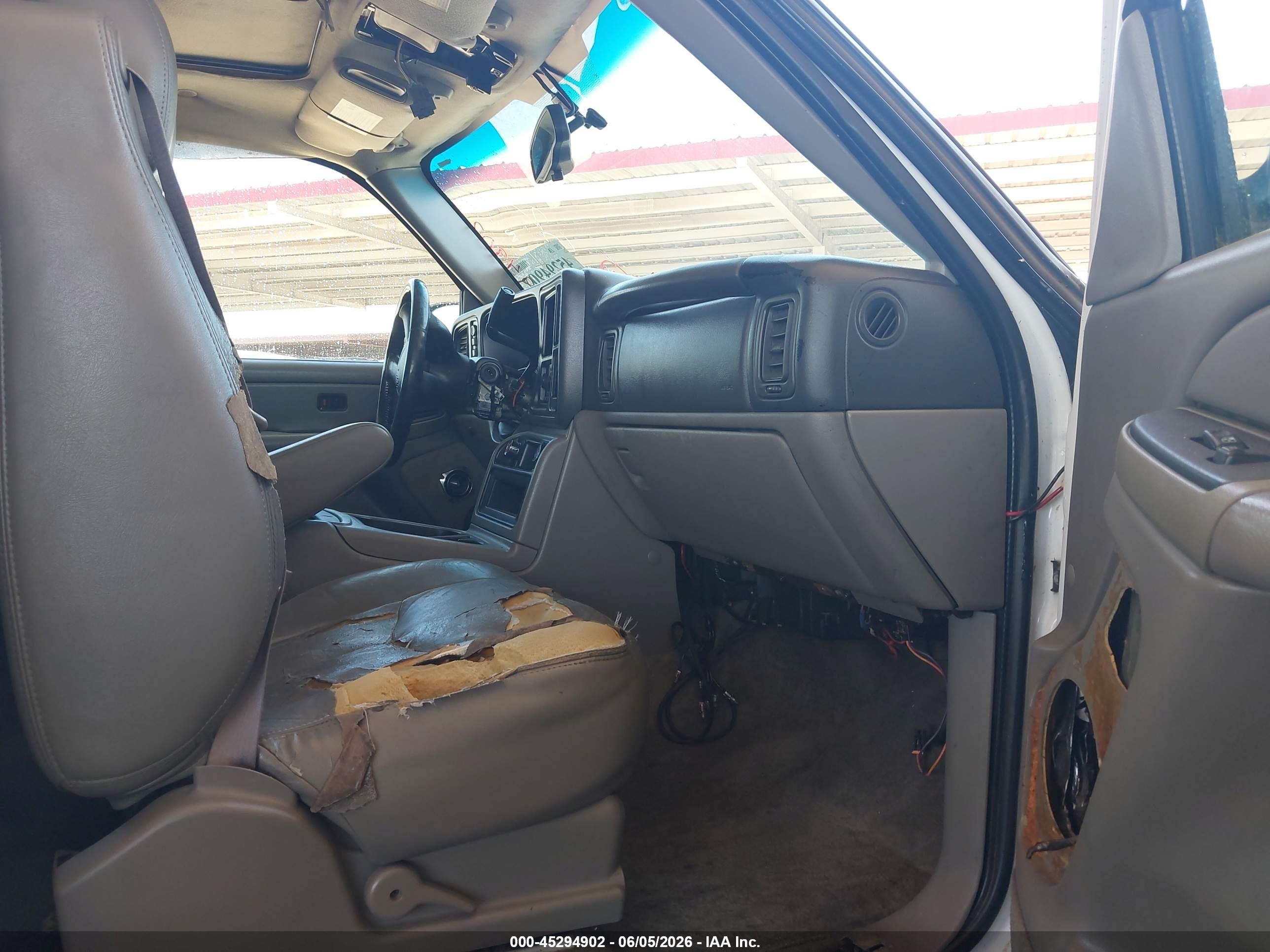 2005 Chevrolet Tahoe Ls White vin: 1GNEK13T95R114052