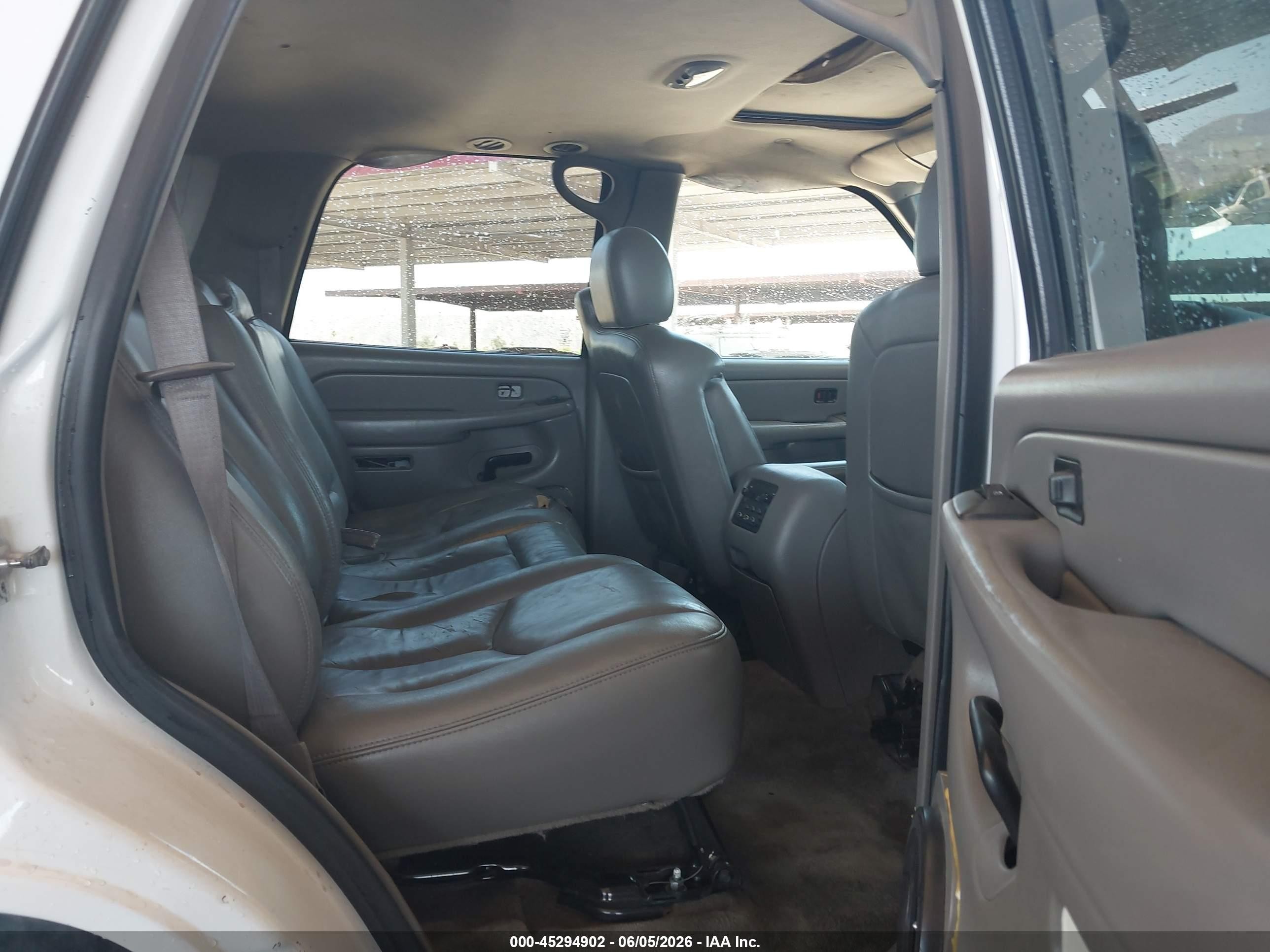 2005 Chevrolet Tahoe Ls White vin: 1GNEK13T95R114052