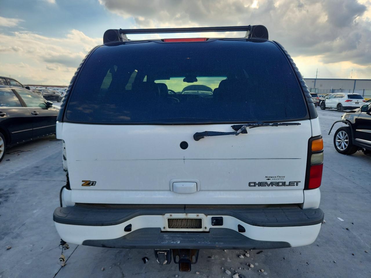 2004 Chevrolet Tahoe K1500 White vin: 1GNEK13Z04R299224