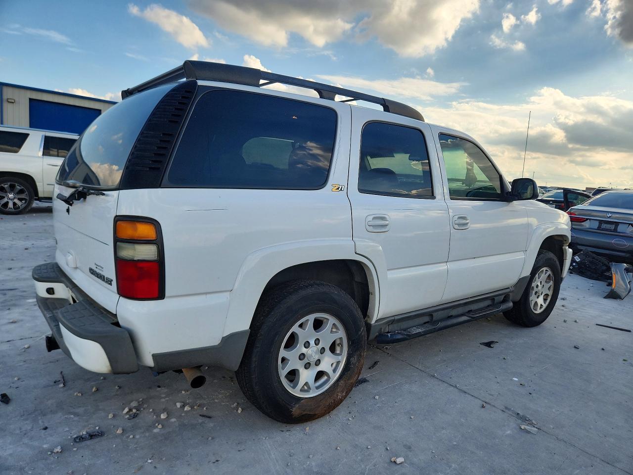 2004 Chevrolet Tahoe K1500 White vin: 1GNEK13Z04R299224