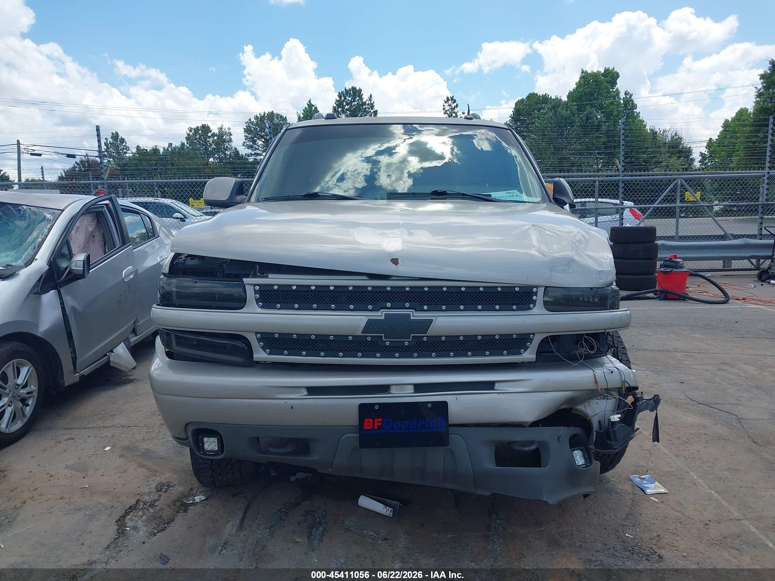 2004 Chevrolet Tahoe Z71 Beige vin: 1GNEK13Z04R309007