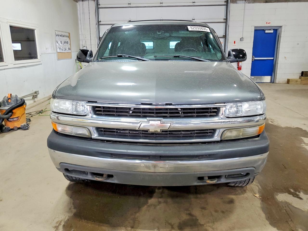 2002 Chevrolet Tahoe K1500 Gray vin: 1GNEK13Z32R125662