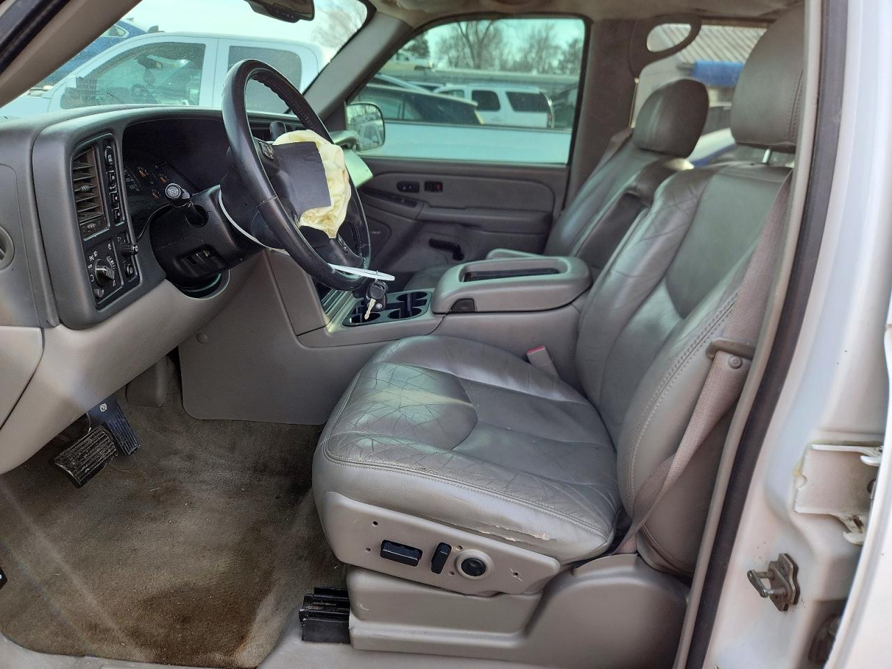 2004 Chevrolet Tahoe K1500 White vin: 1GNEK13Z44R306479