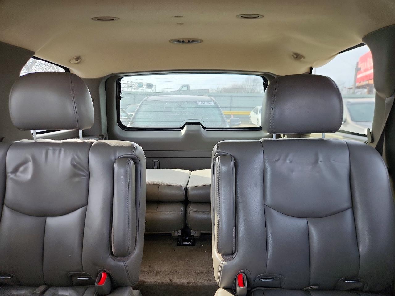 2004 Chevrolet Tahoe K1500 White vin: 1GNEK13Z44R306479