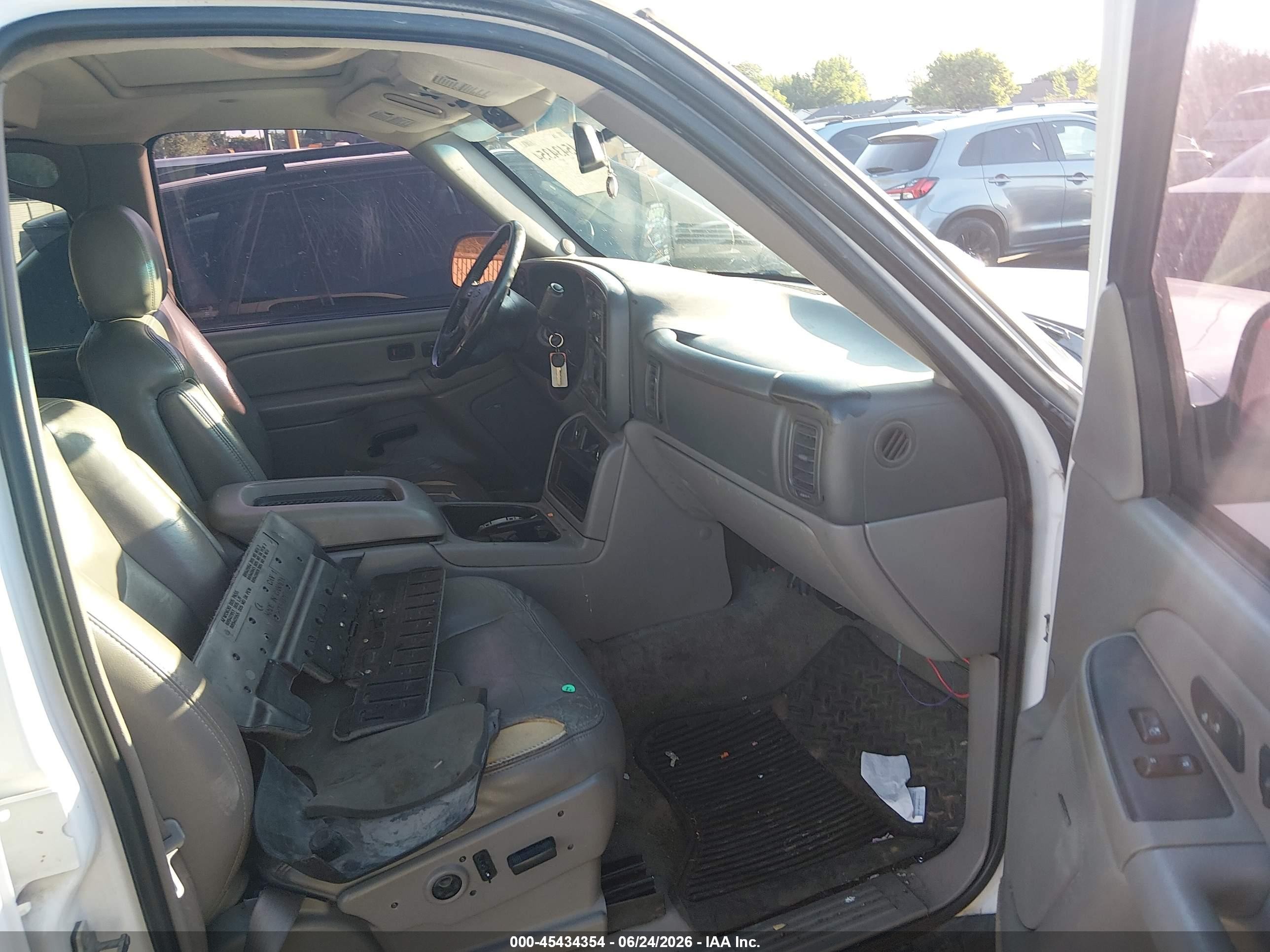 2004 Chevrolet Tahoe Z71 White vin: 1GNEK13Z44R312329