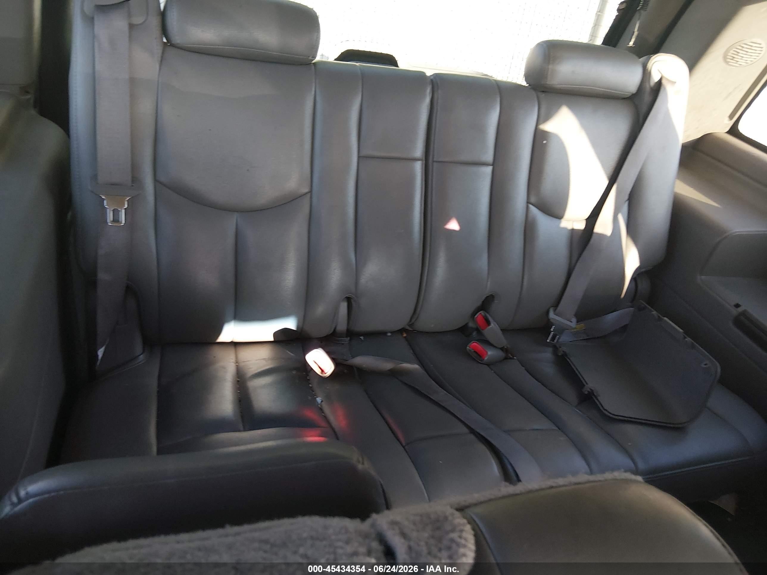 2004 Chevrolet Tahoe Z71 White vin: 1GNEK13Z44R312329