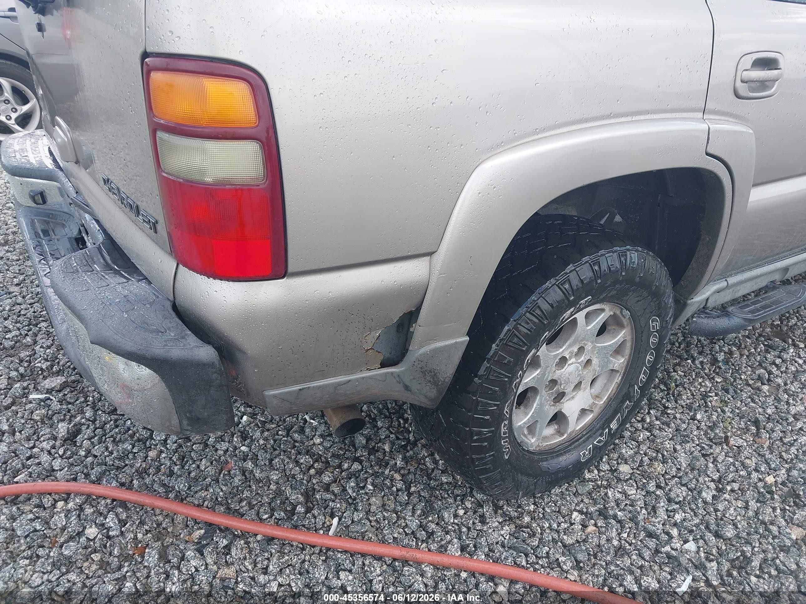 2002 Chevrolet Tahoe Z71 Beige vin: 1GNEK13Z62R188447