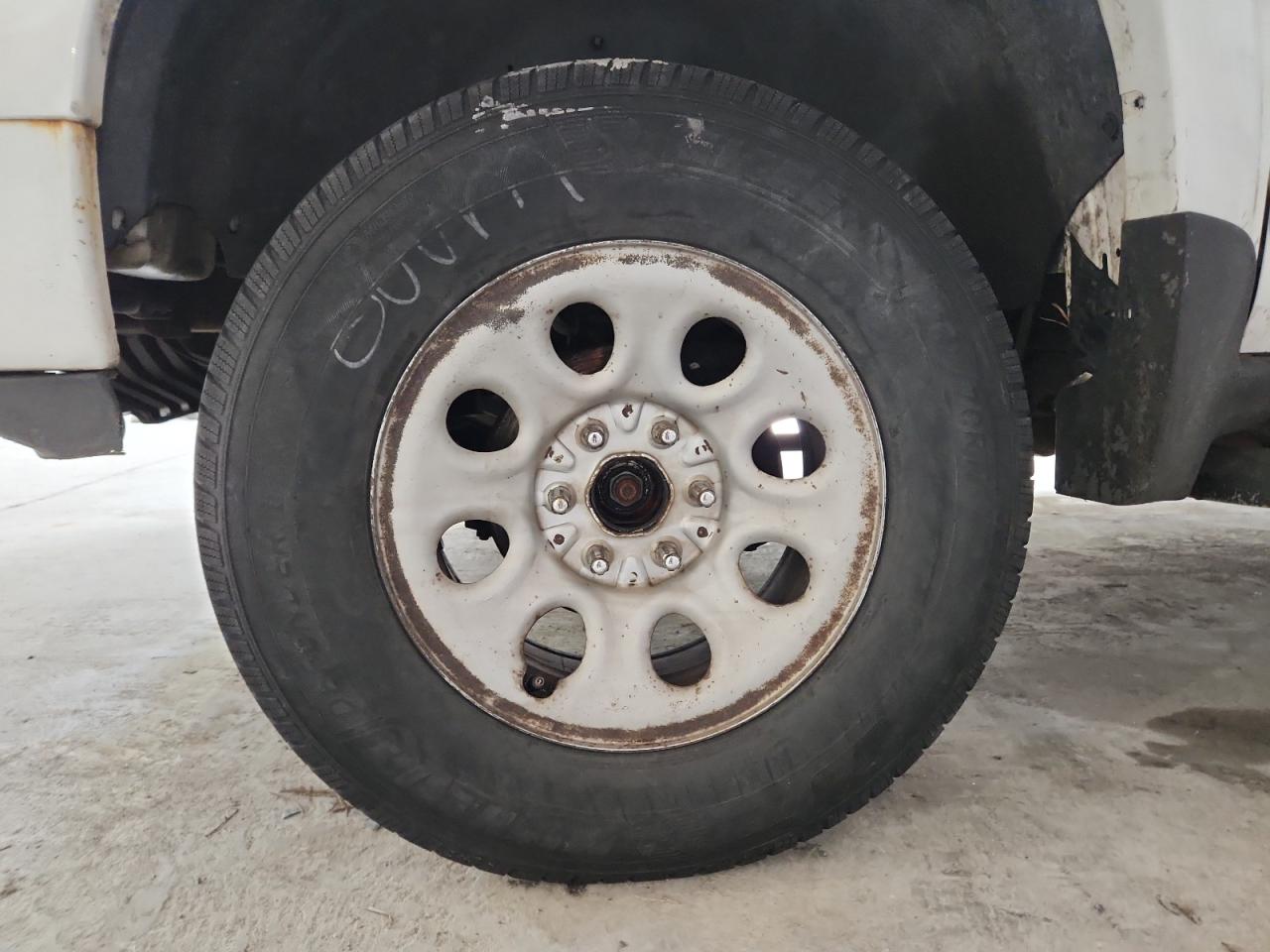 2003 Chevrolet Tahoe K1500 White vin: 1GNEK13Z63R256053 Damage: Left Front Tire, Worn, Replacement Required