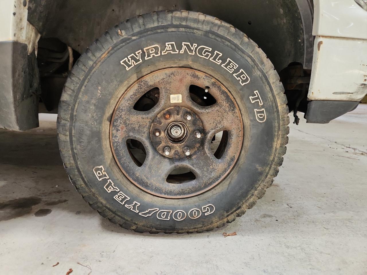 2003 Chevrolet Tahoe K1500 White vin: 1GNEK13Z63R256053 Damage: Right Front Tire, Worn, Replacement Required