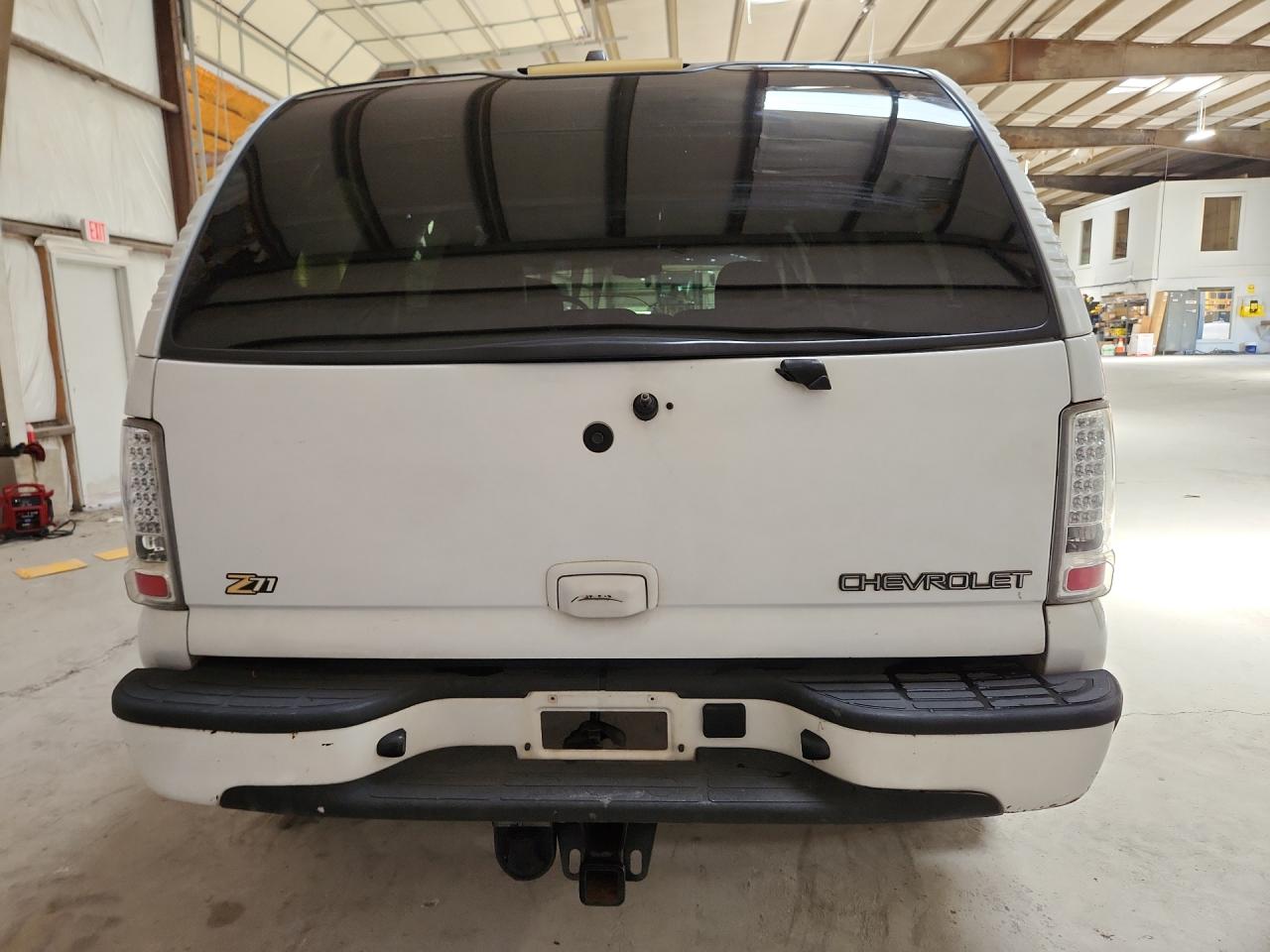 2003 Chevrolet Tahoe K1500 White vin: 1GNEK13Z63R256053 Damage: Rear Metal Bumper Painted, Dent(S) W/ Paint Dmg, 2 To 3 Inches
