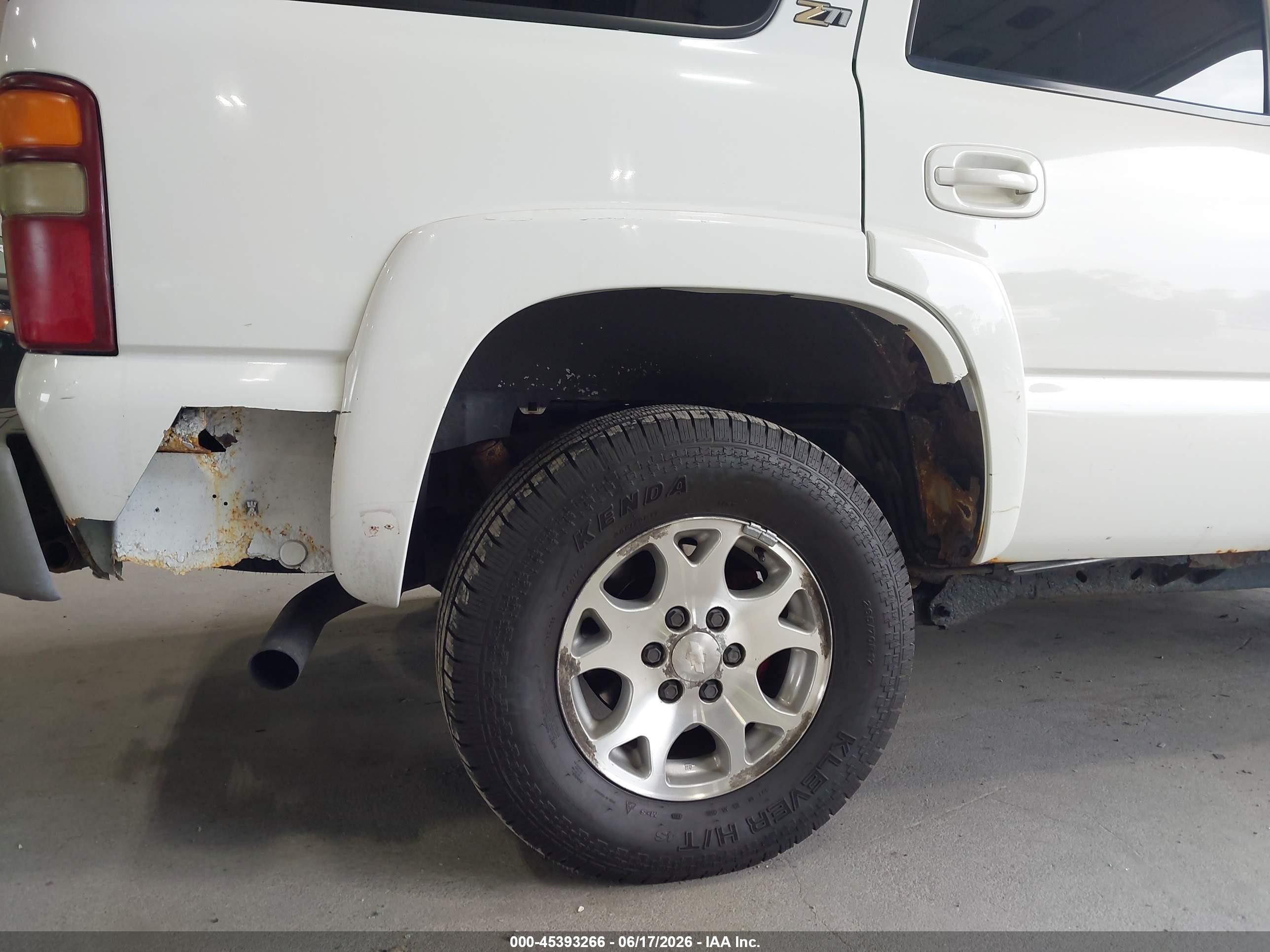 2002 Chevrolet Tahoe Z71 White vin: 1GNEK13Z72R232634