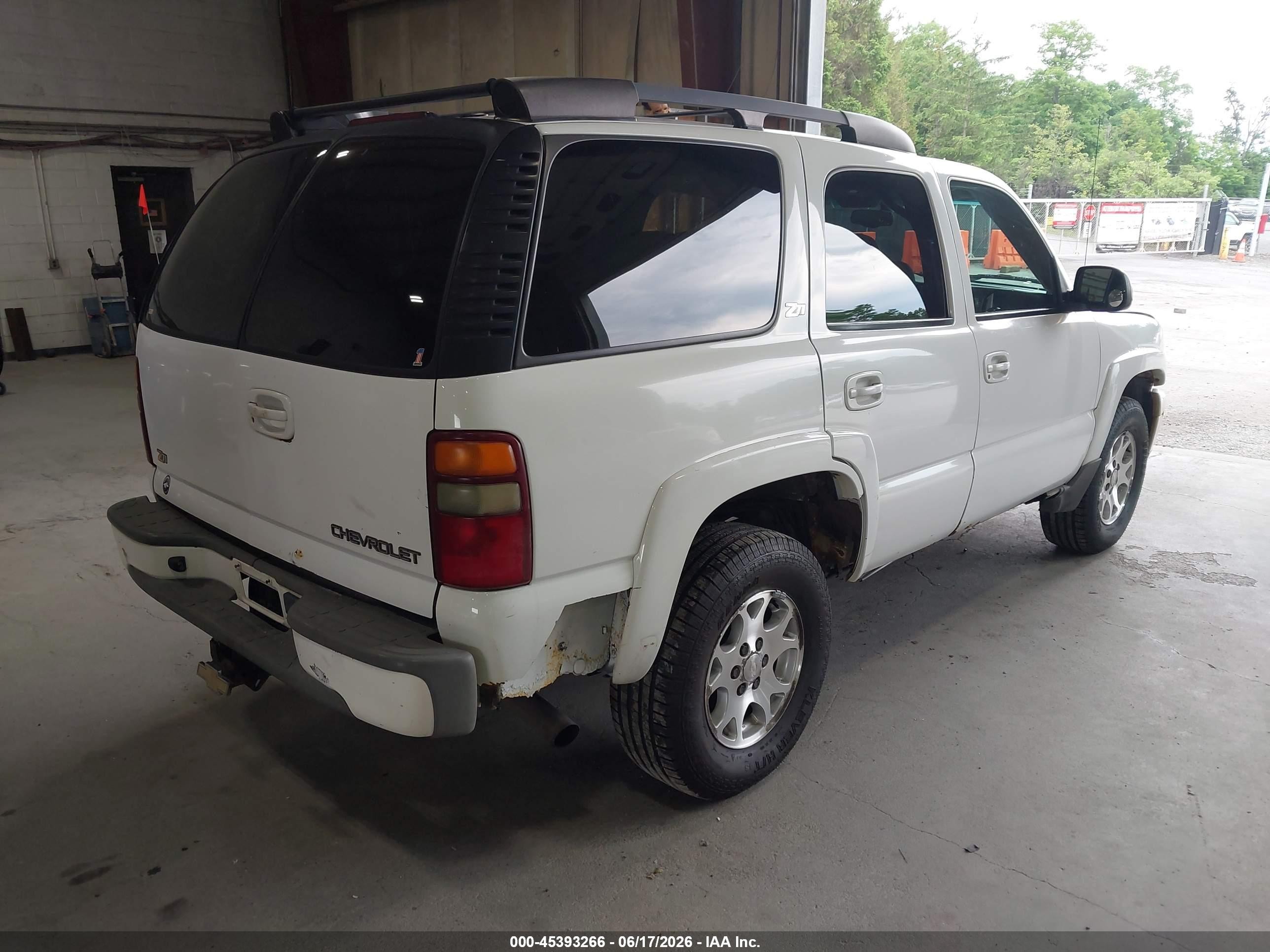 2002 Chevrolet Tahoe Z71 White vin: 1GNEK13Z72R232634
