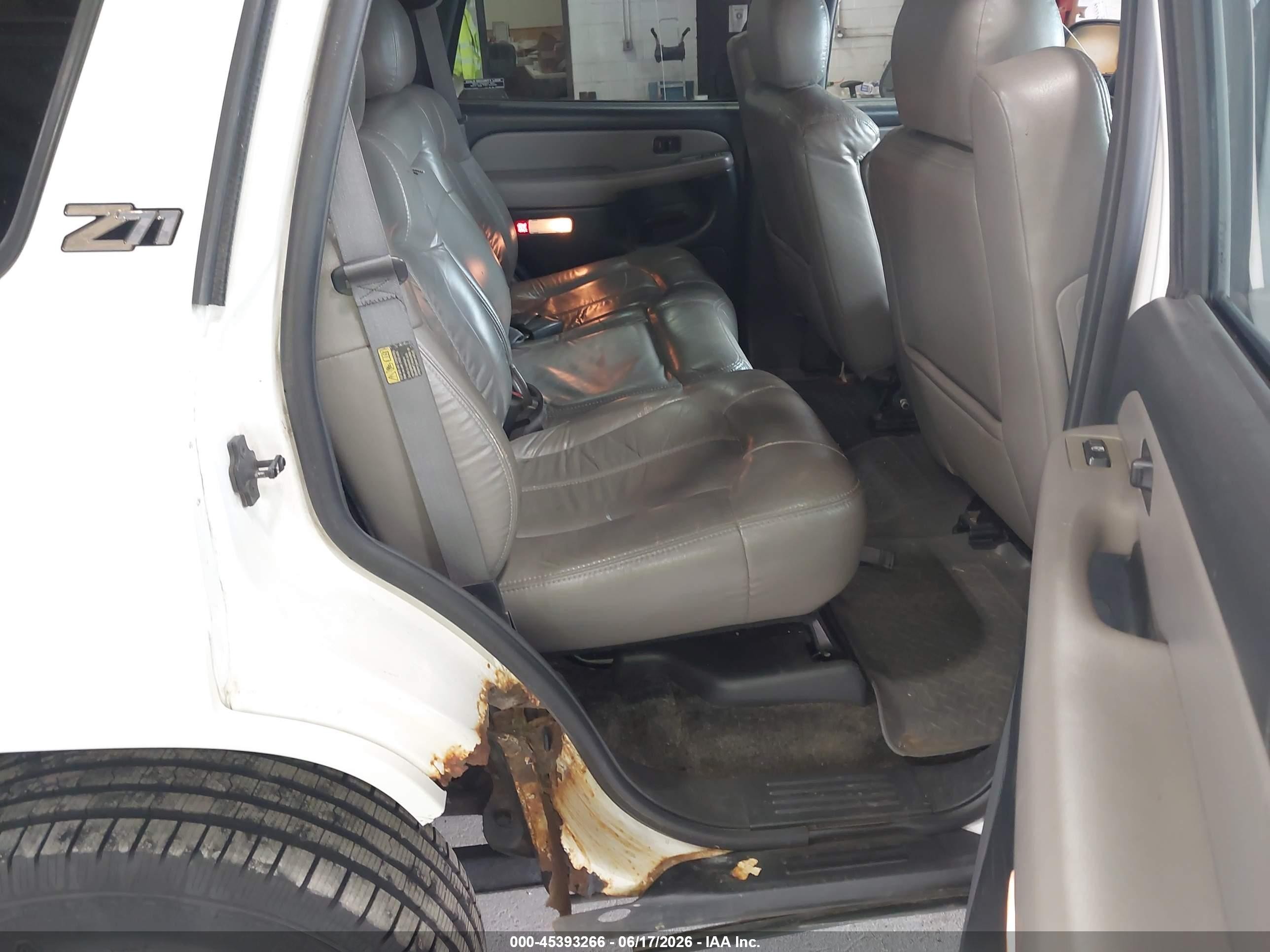 2002 Chevrolet Tahoe Z71 White vin: 1GNEK13Z72R232634