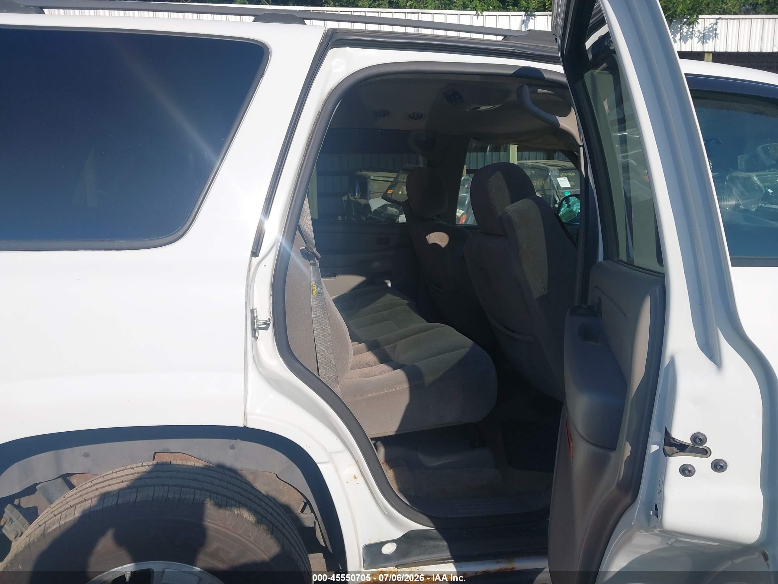 2004 Chevrolet Tahoe Ls White vin: 1GNEK13Z74J281883