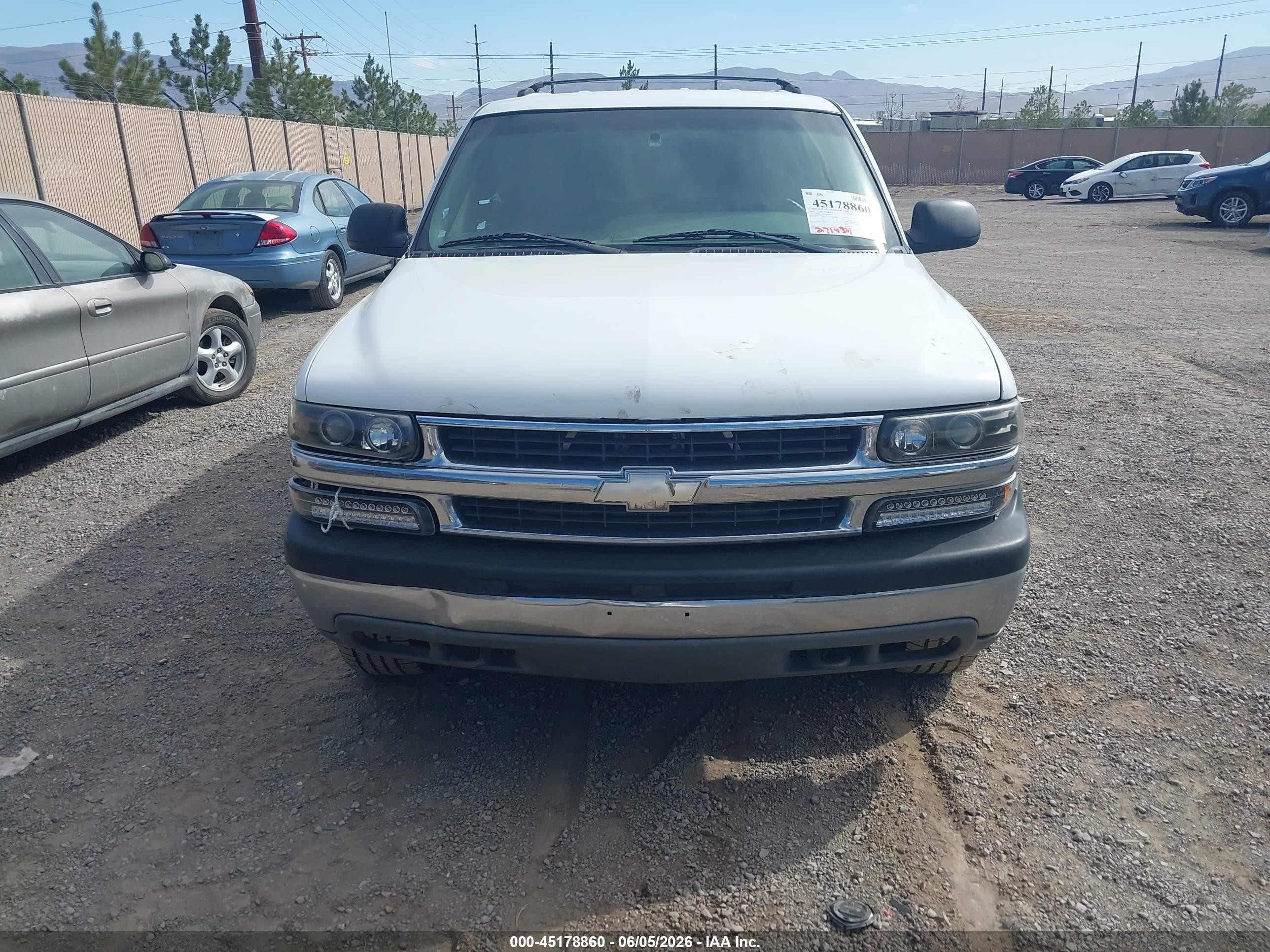 2002 Chevrolet Tahoe Ls Белый vin: 1GNEK13Z82J292324