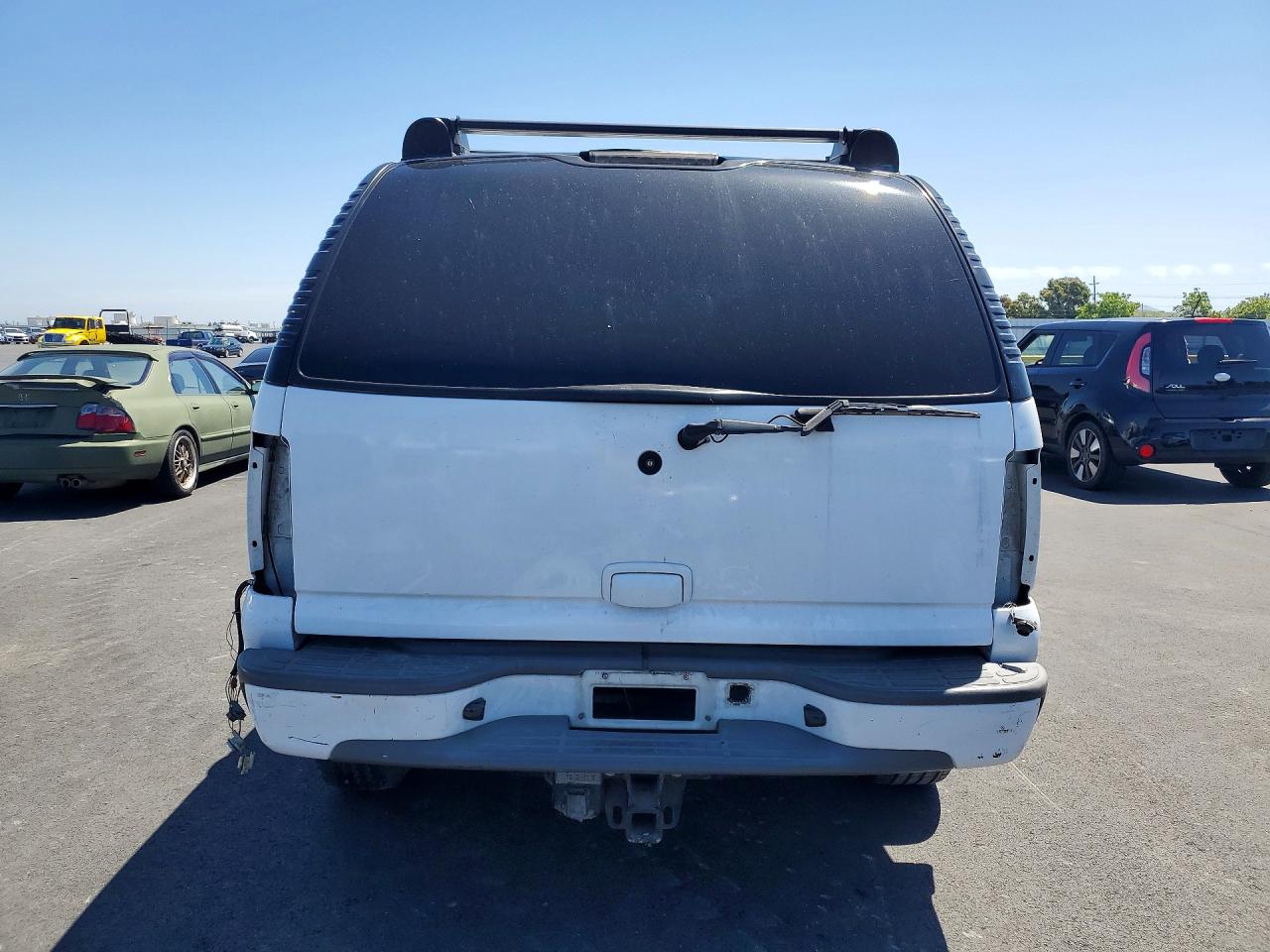 2002 Chevrolet Tahoe K1500 Белый vin: 1GNEK13Z92R139260