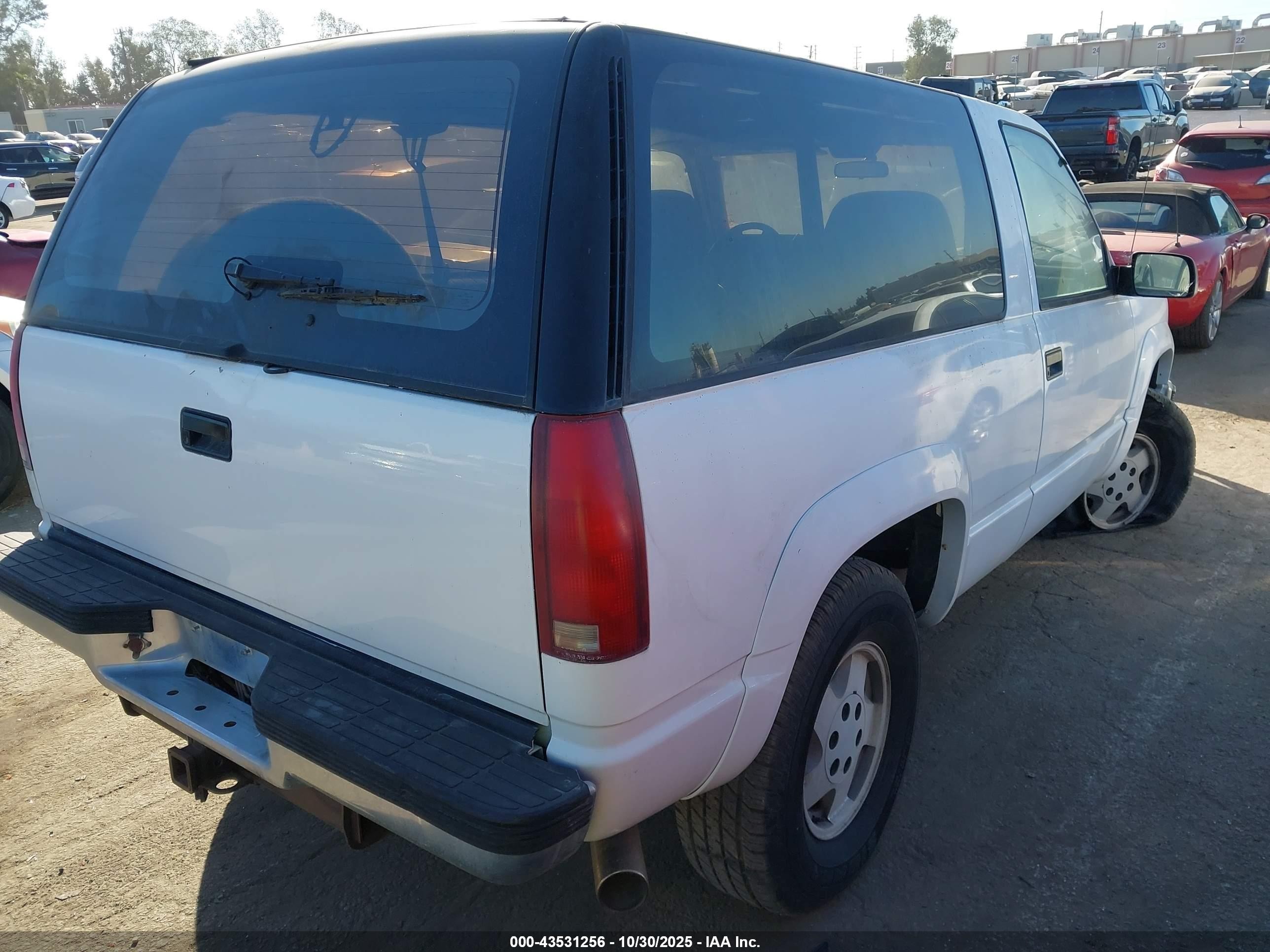 1992 Chevrolet Blazer K1500 White vin: 1GNEK18KXNJ324089