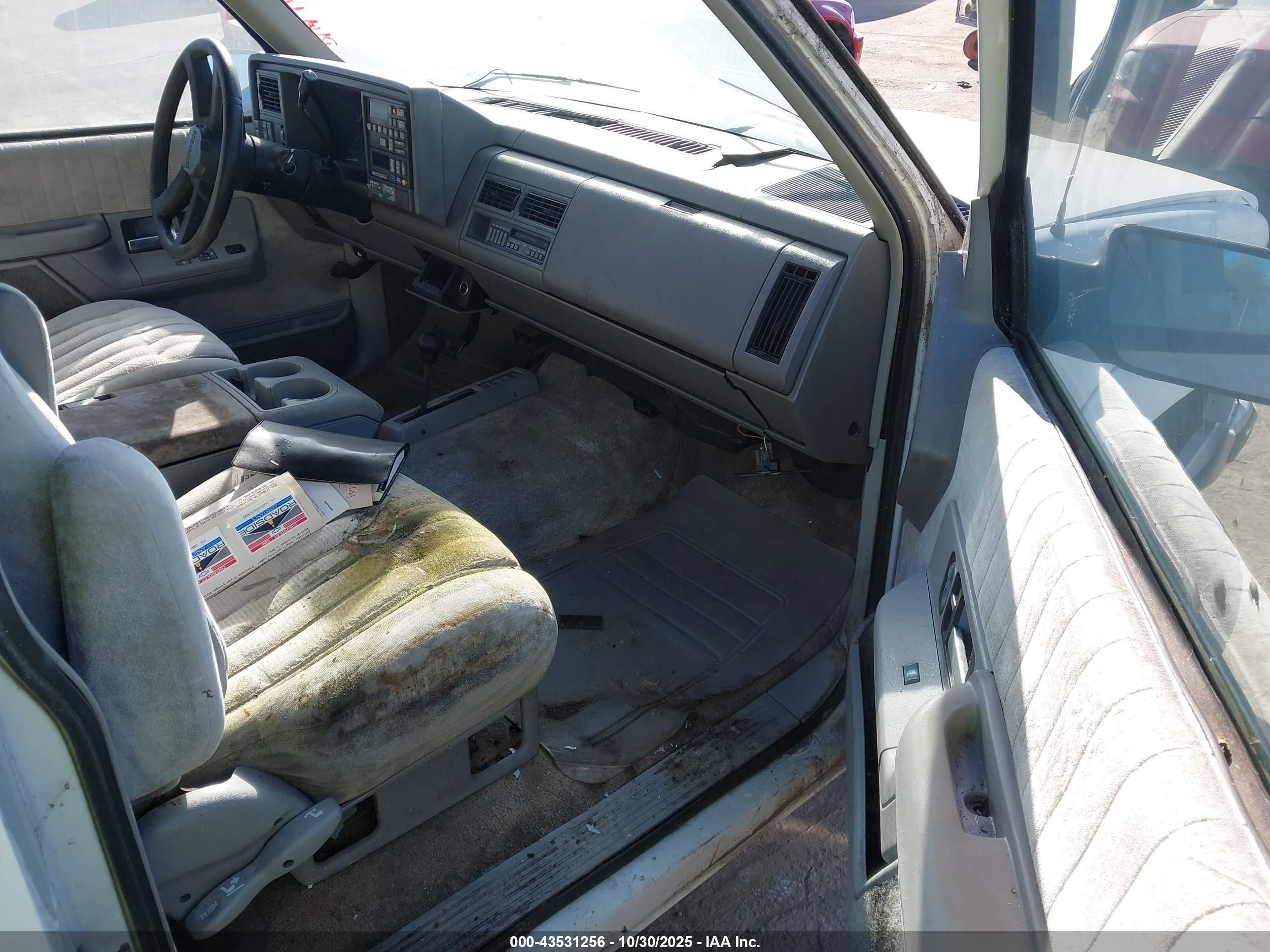 1992 Chevrolet Blazer K1500 White vin: 1GNEK18KXNJ324089